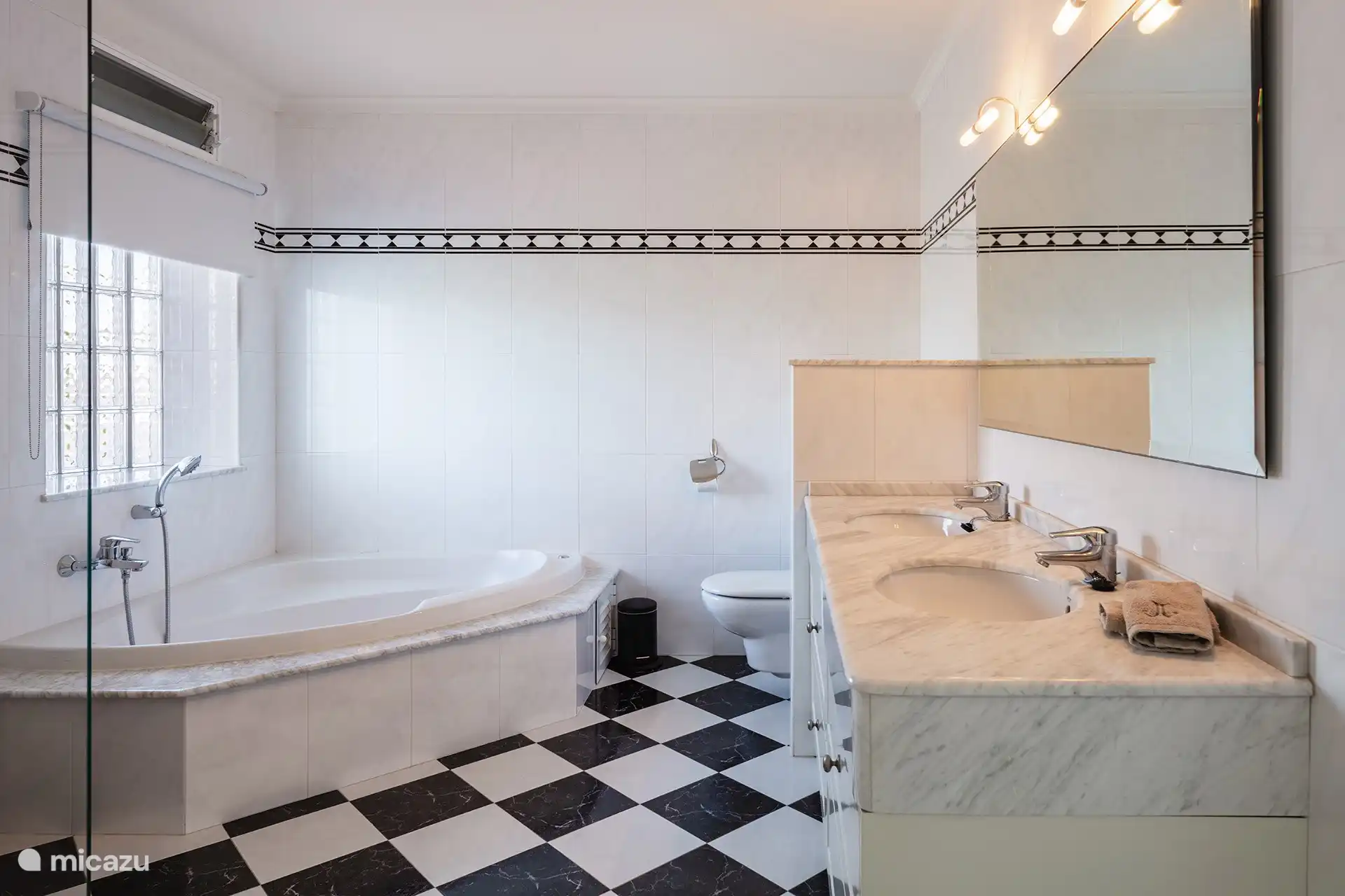 En-suite Badezimmer mit WC, Doppelwaschbecken, Badewanne und Dusche