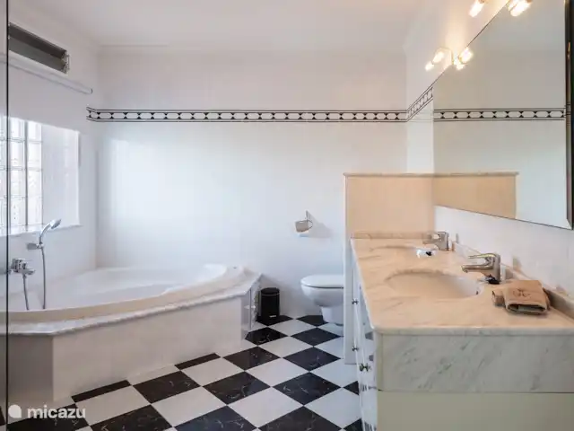 Ca La Garza | Espagne, Costa Blanca, Pedreguer - villa Salle de bain attenante avec toilettes, double vasque, baignoire et douche