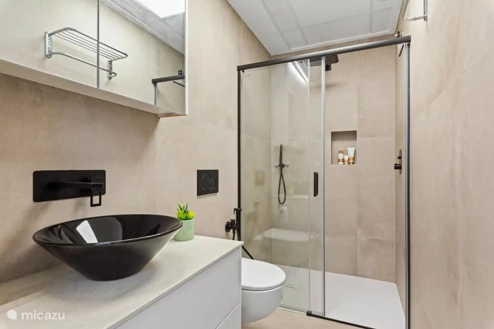 Badezimmer mit Dusche, WC und Waschbecken 