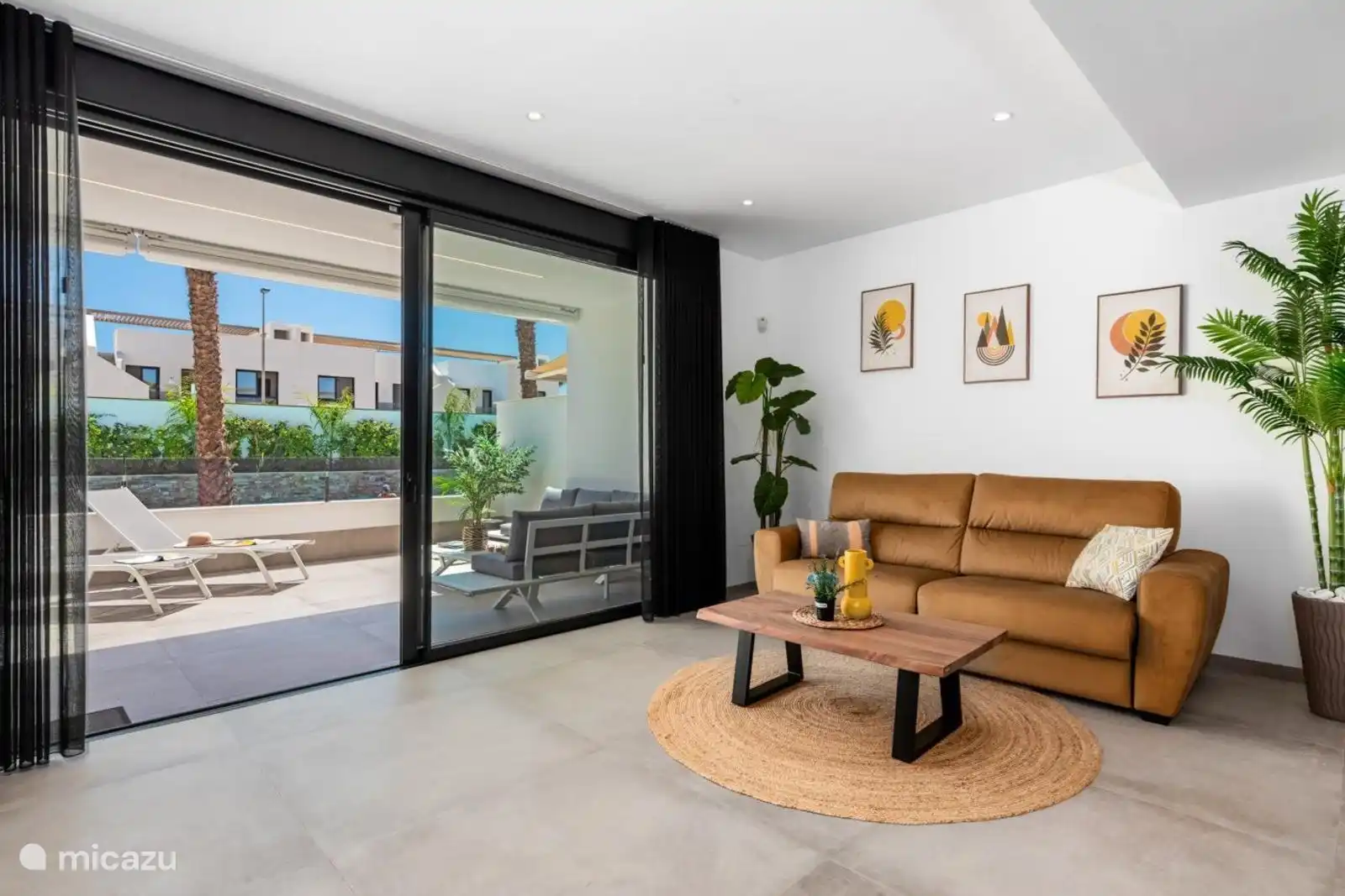 Das Wohnzimmer mit Blick nach draußen 