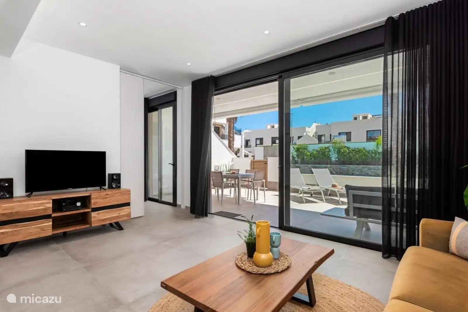 Wohnzimmer mit Blick nach draußen 