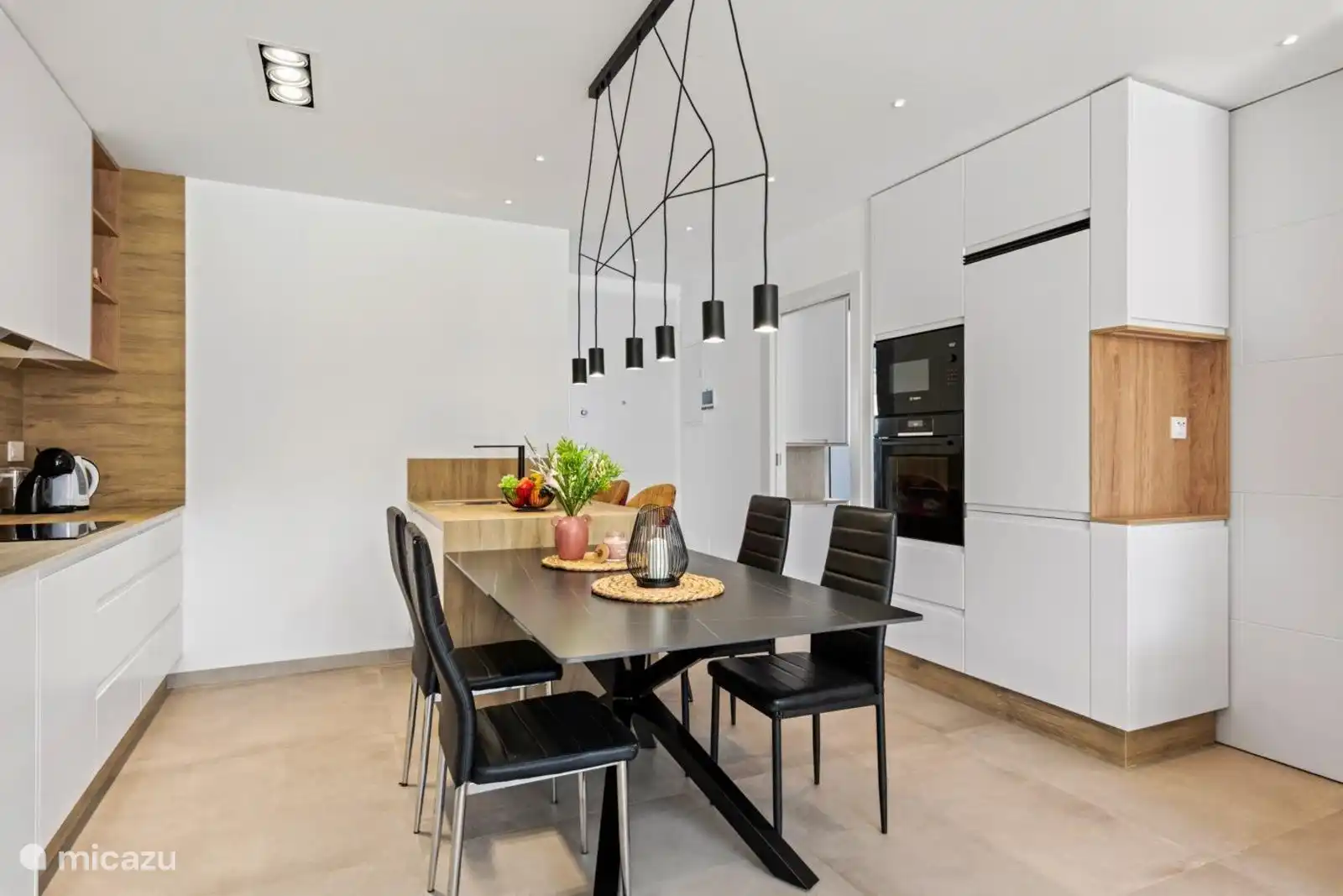 Der Esstisch und die Küche 