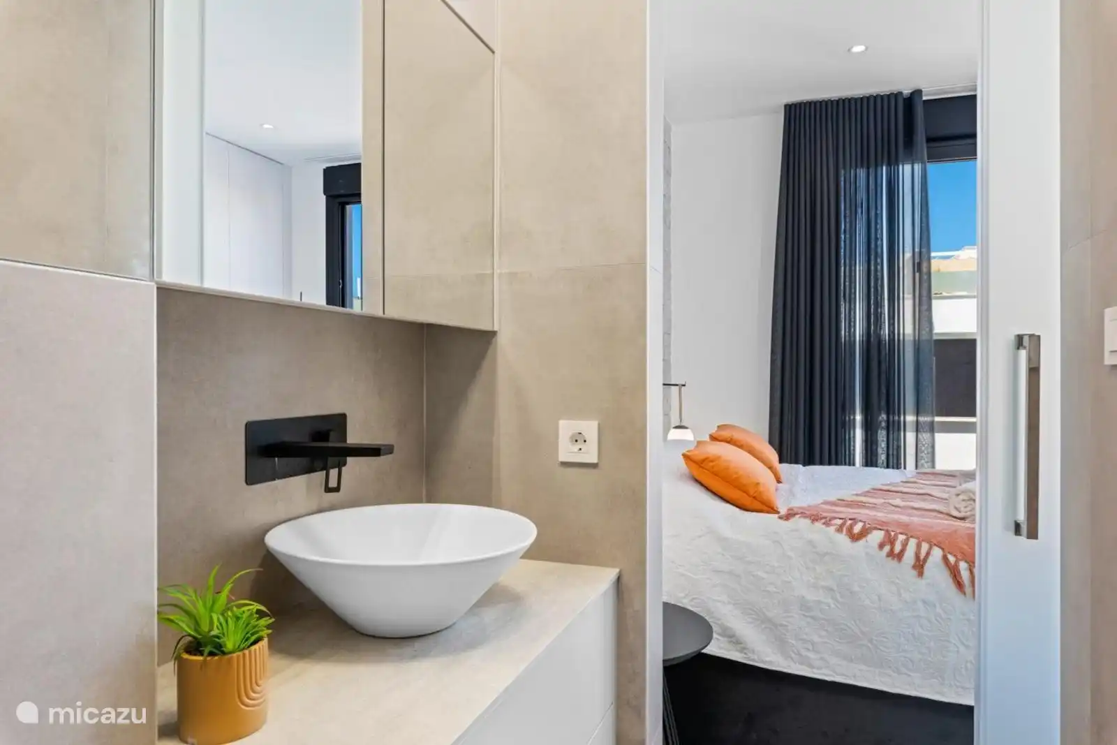 Blick vom Badezimmer auf das Schlafzimmer. 