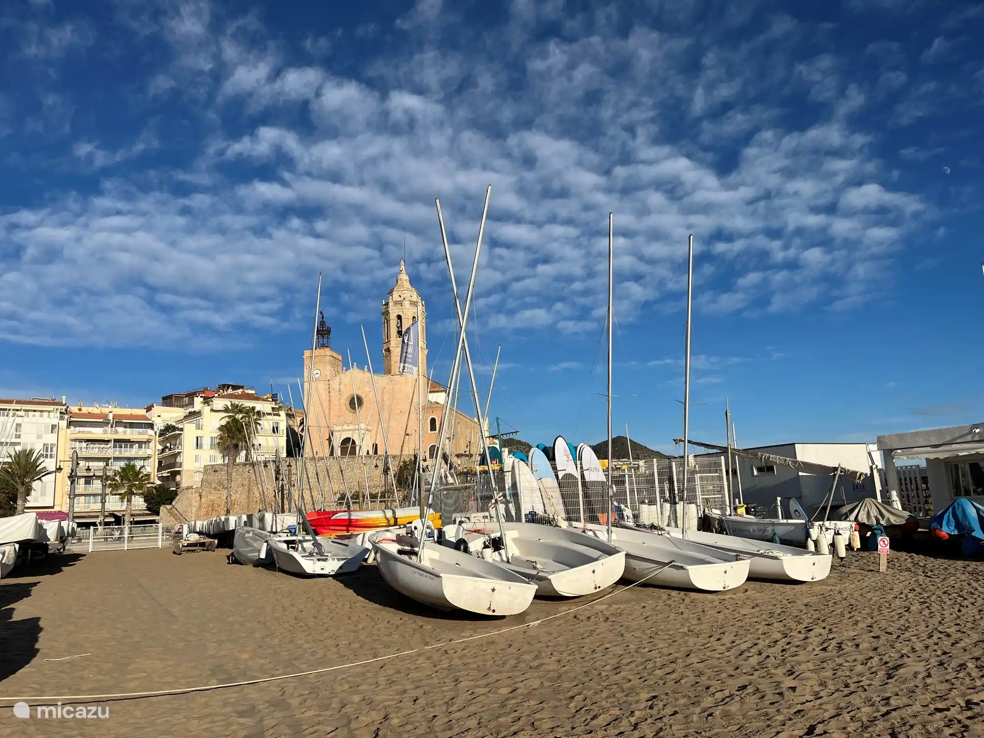 club nautico in het dorp (en de kerk)