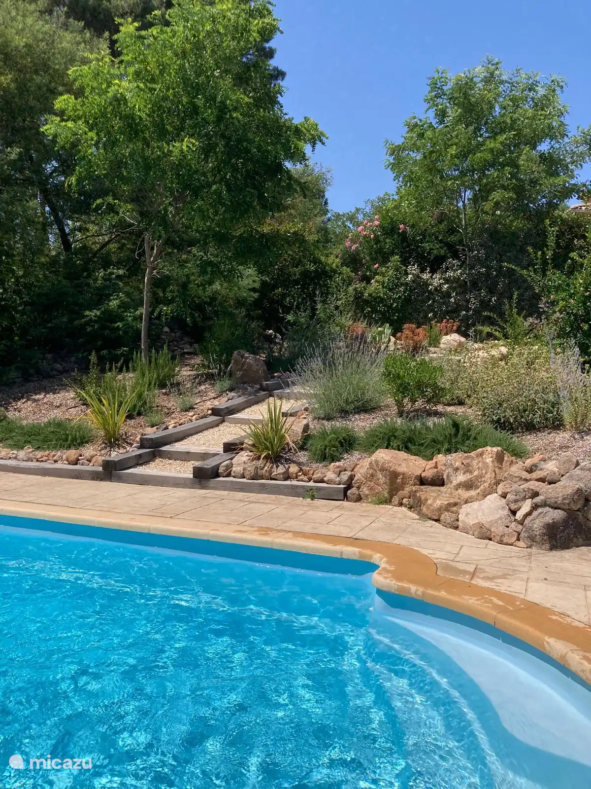 Treppen im Garten zum Pool