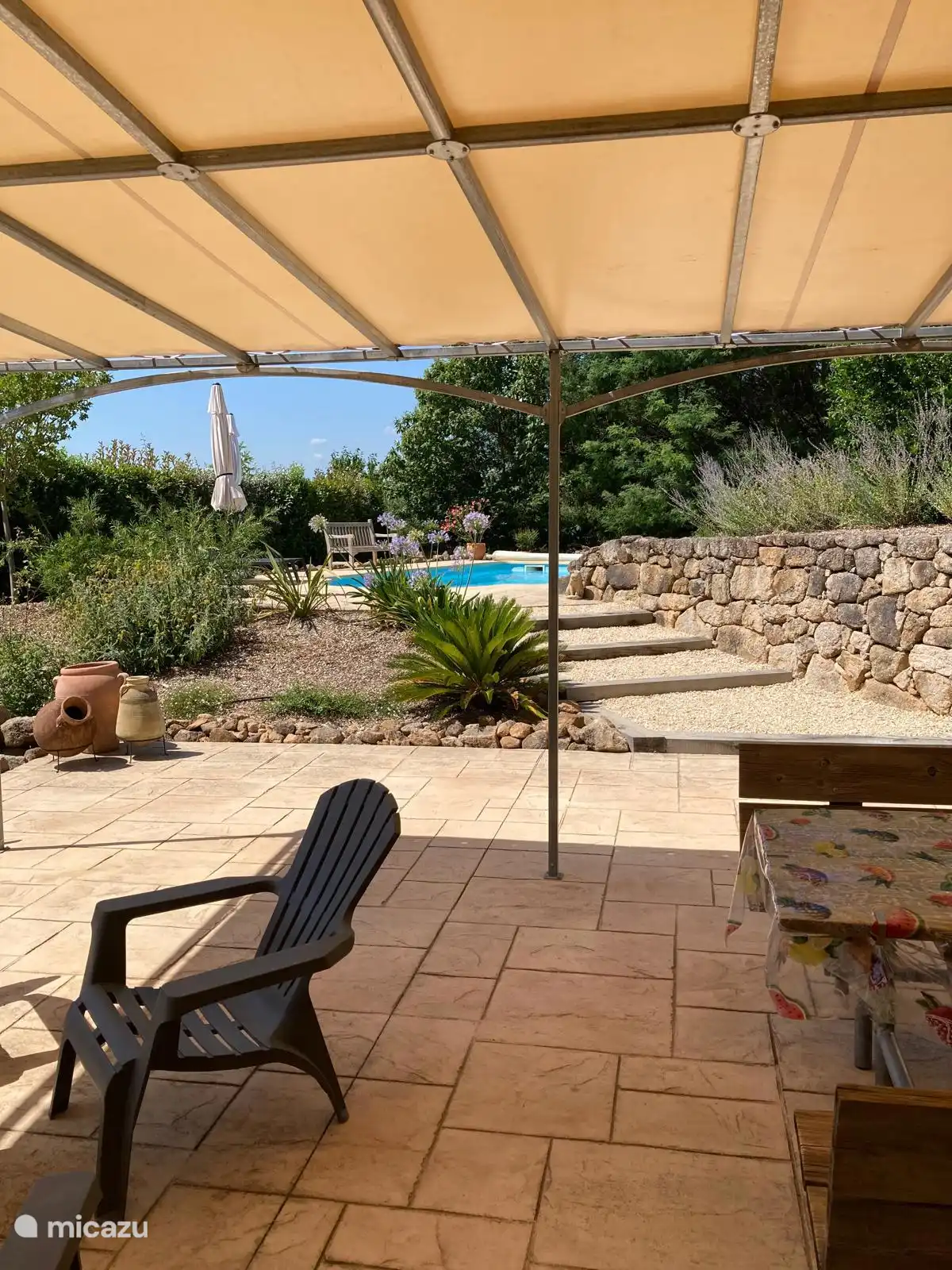 Poolblick von der Terrasse unterhalb der Tonnelle