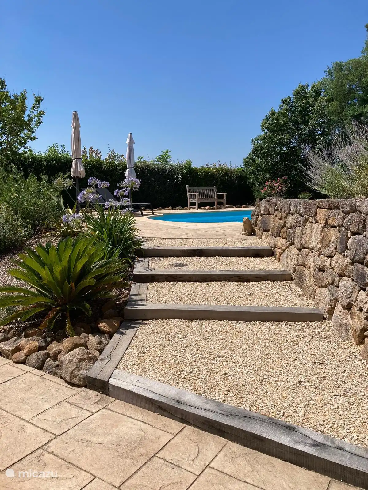 Treppen von der Terrasse zum Pool