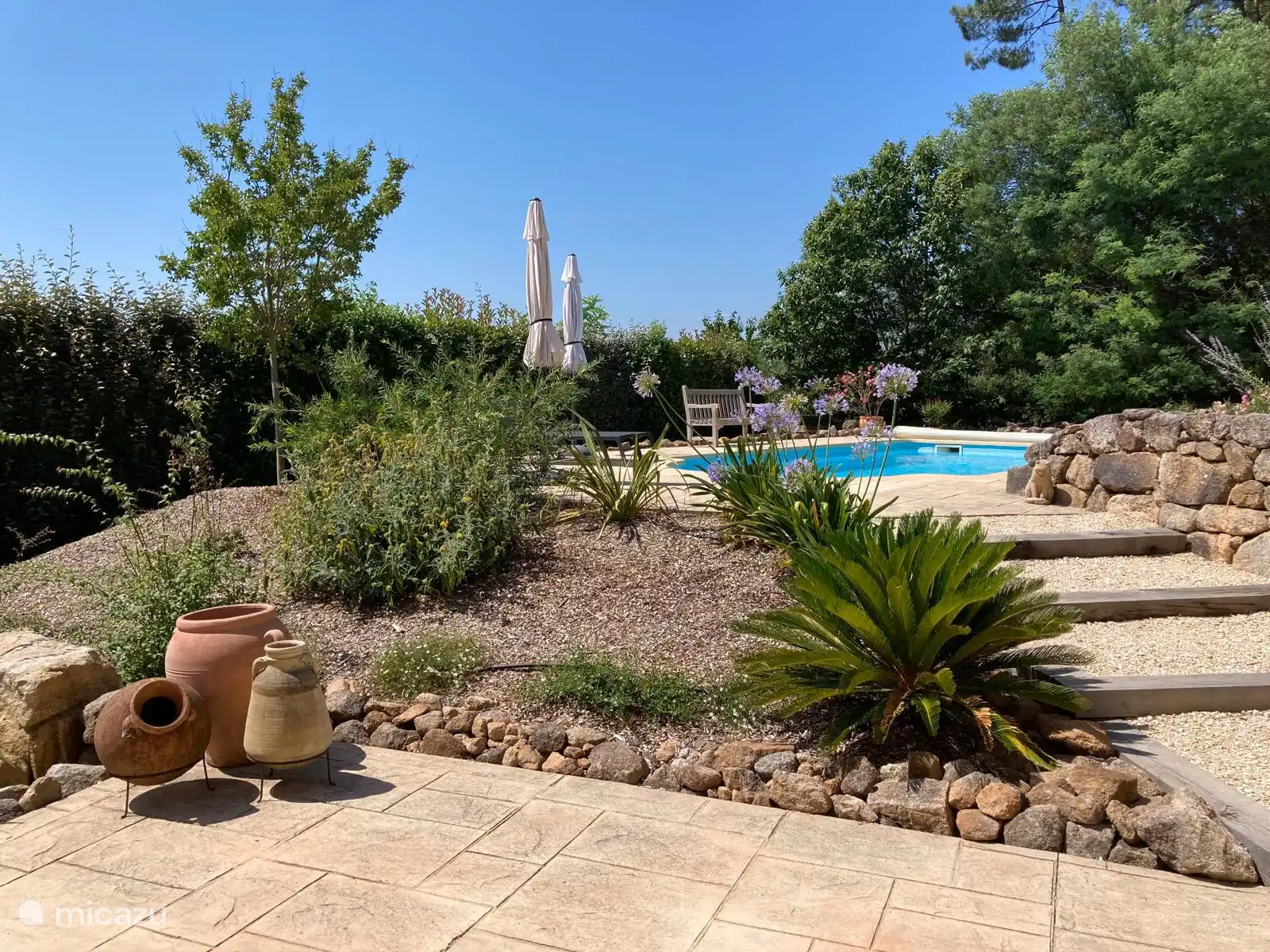 Poolblick von der Terrasse aus