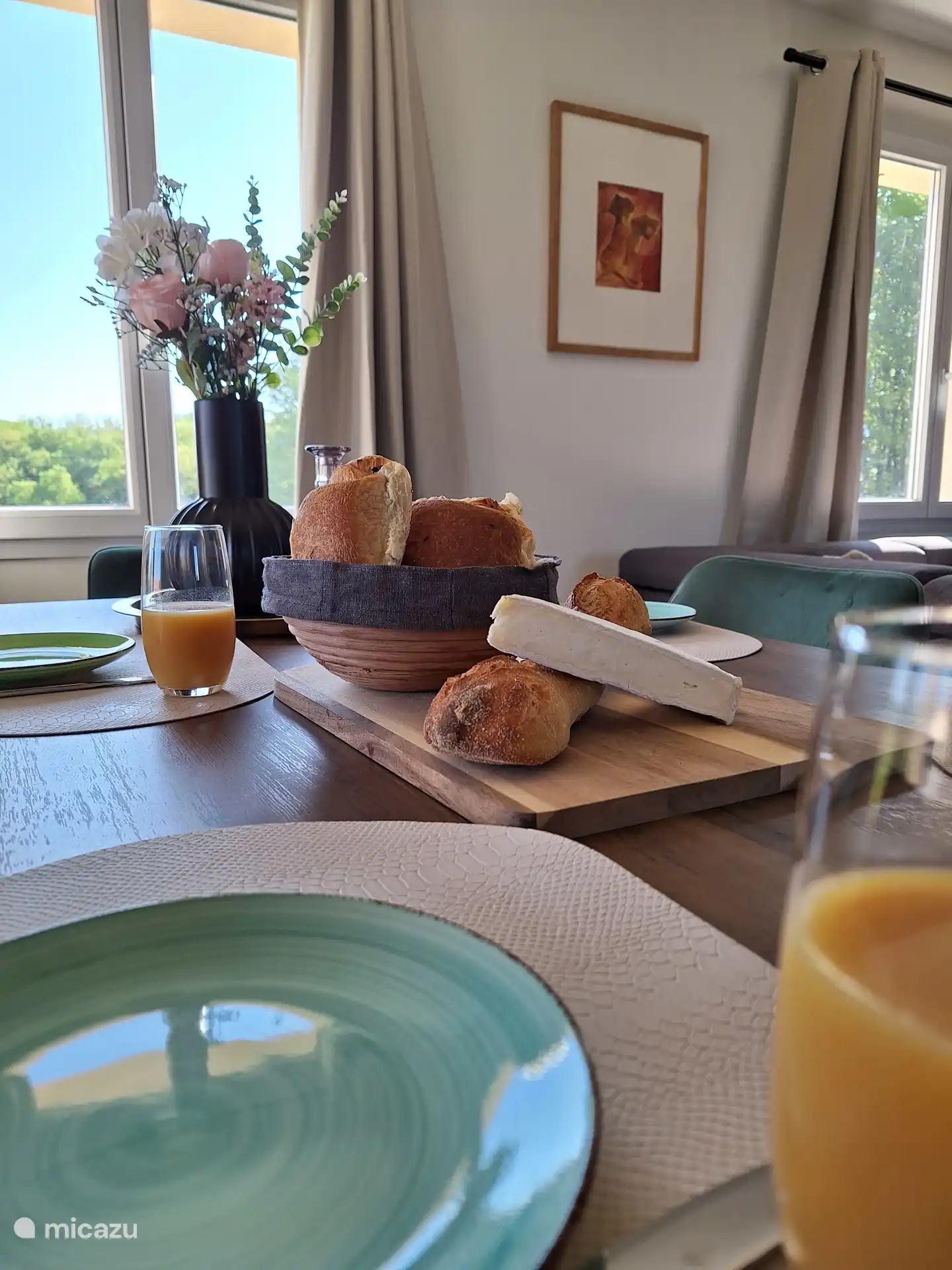 Frühstück im hellen Haus oder draußen