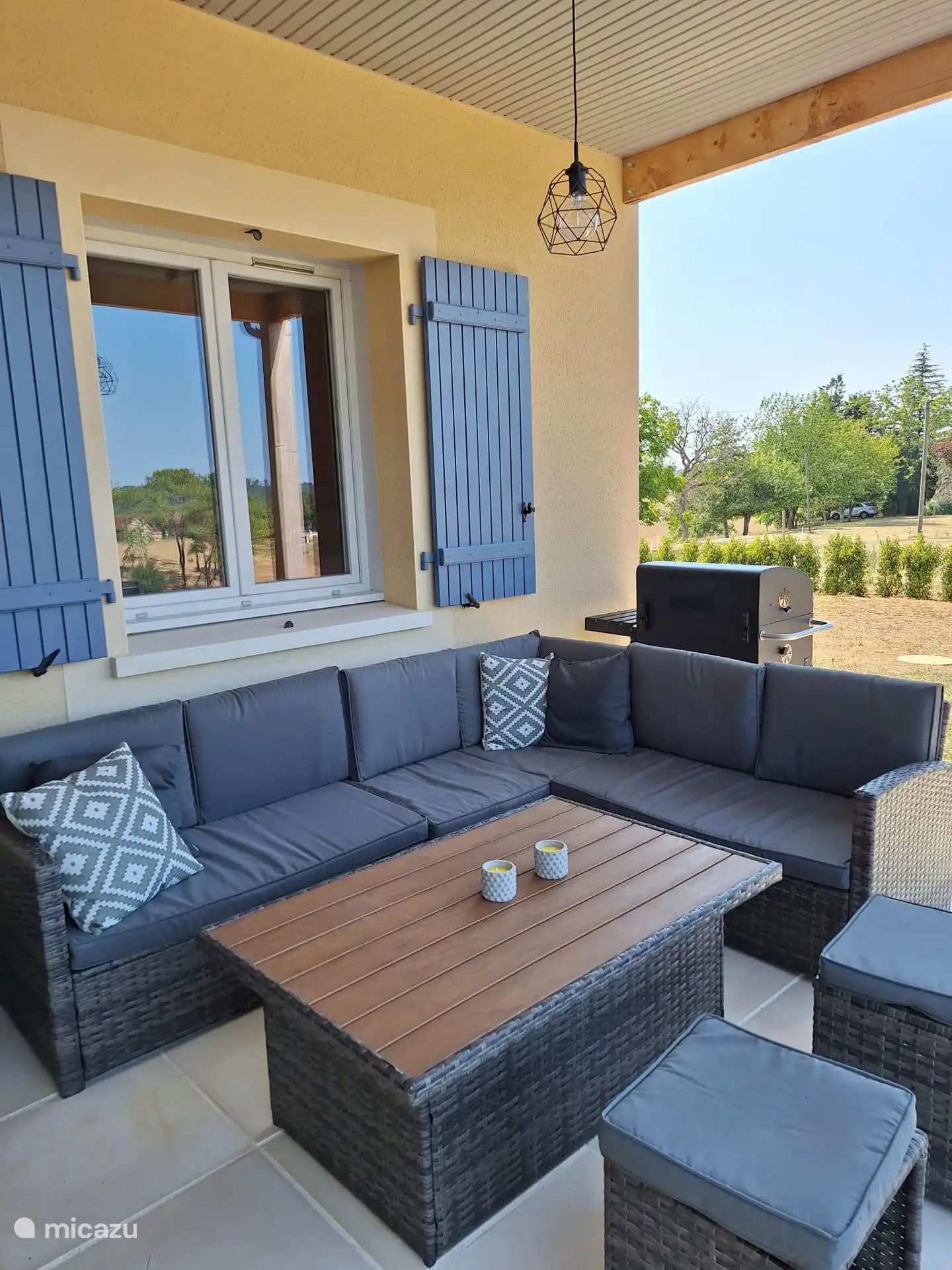 Schöne Terrasse, um die Umgebung im Schatten zu genießen