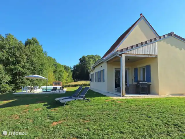 Maison La Faurie | France, Dordogne, Meyrals - maison de vacances Trouvez l’ombre sur la terrasse ou installez-vous sous le parasol sur la terrasse au bord de la piscine chauffée