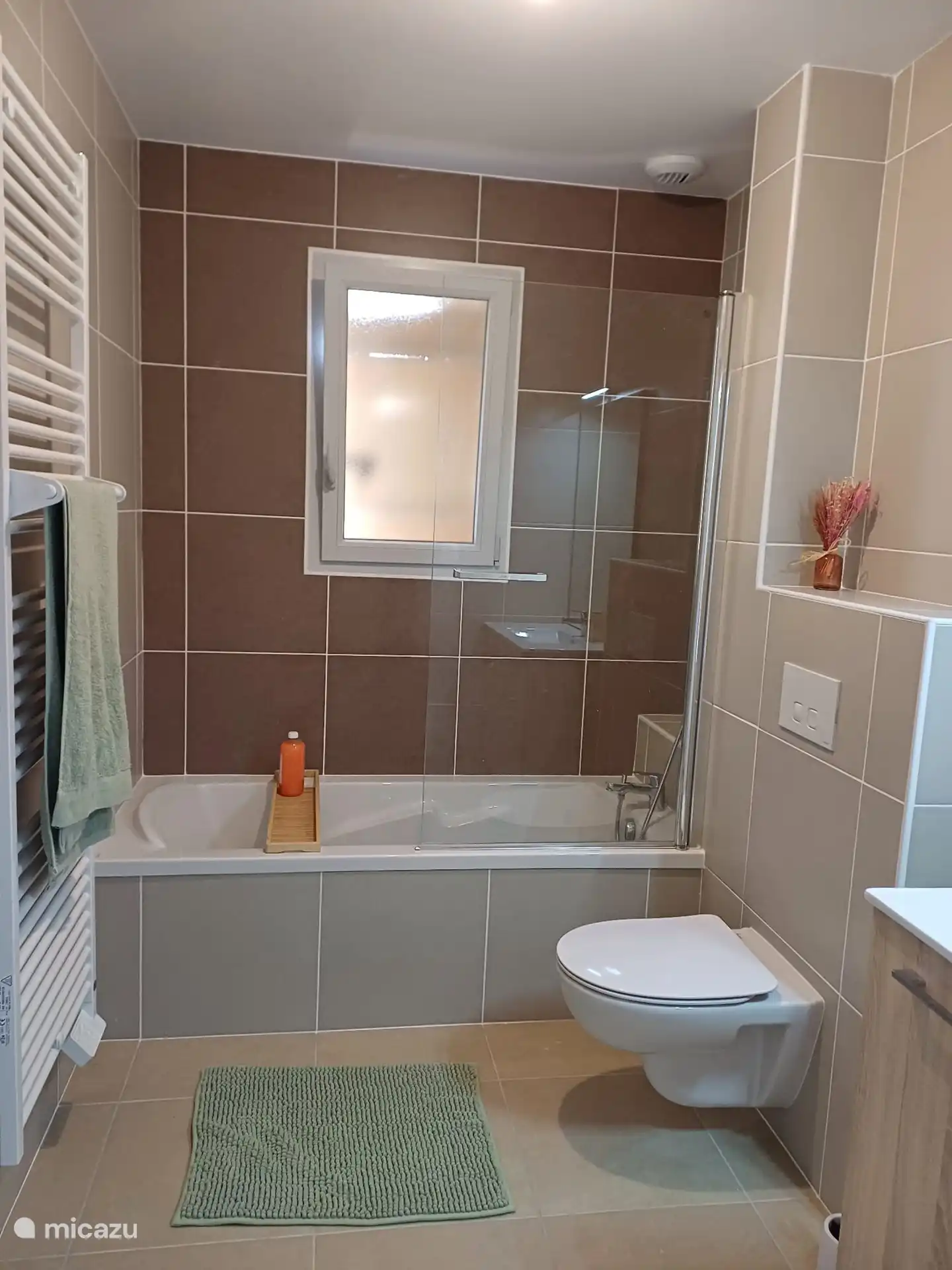 Badezimmer 2 mit Badewanne, Dusche, Waschbecken und zweiter Toilette