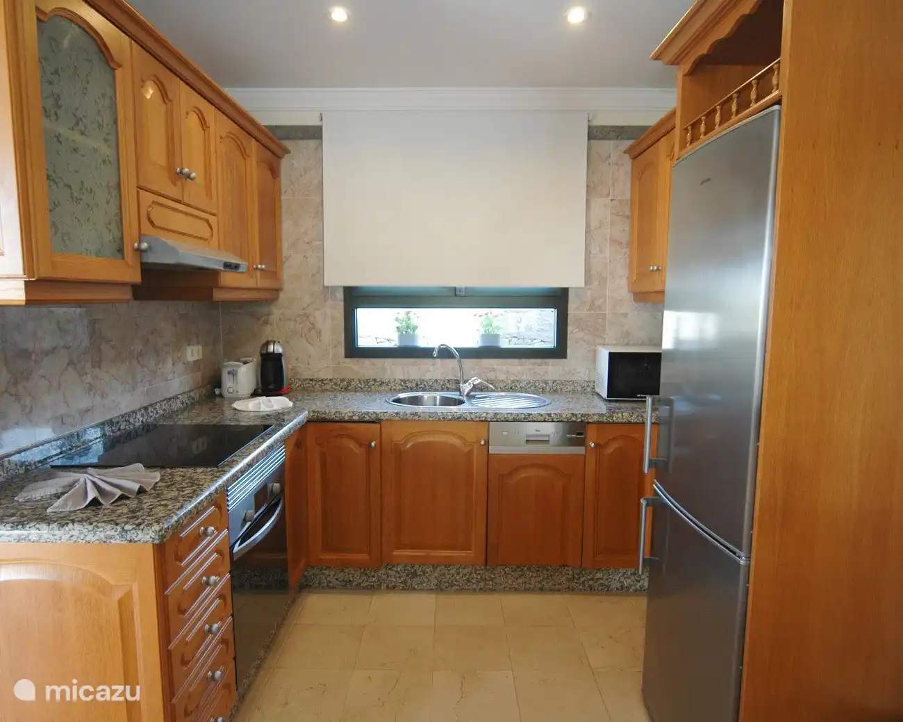 There is a fully equipped kitchen with oven, hob, microwave, dishwasher, kettle, coffee maker (Dolce Gusto) and a fridge with freezer compartment. 