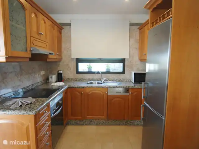 Villa Montana Roja huren in Spanje, Lanzarote, Playa Blanca - villa Er is een volledig uitgeruste keuken met o.a. oven, kookplaat, magnetron, vaatwasser, waterkoker, koffiezetapparaat (Dolce Gusto) en een koelkast met vriesvak.