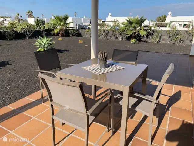 Villa Montana Roja huren in Spanje, Lanzarote, Playa Blanca - villa Je dag beginnen met een goed ontbijt en kopje koffie in je tuin