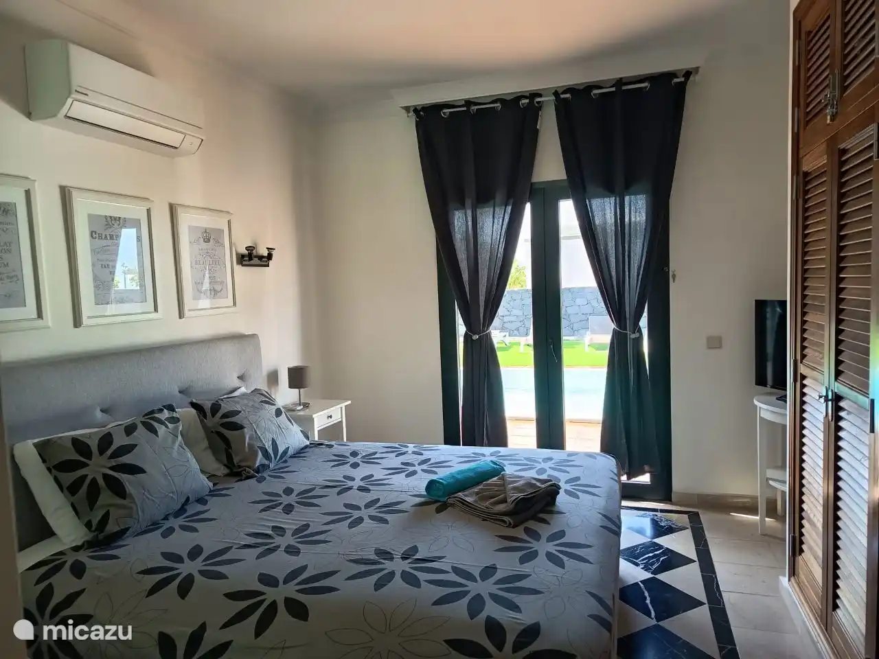 De eerste slaapkamer heeft een tweepersoonsbed, inbouwkasten, airconditioning en een en-suite badkamer met ligbad, wastafel en toilet. 