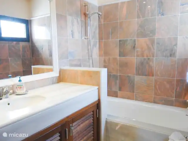 Villa Montana Roja huren in Spanje, Lanzarote, Playa Blanca - villa Badkamer 1 met bad, wastafel en toilet