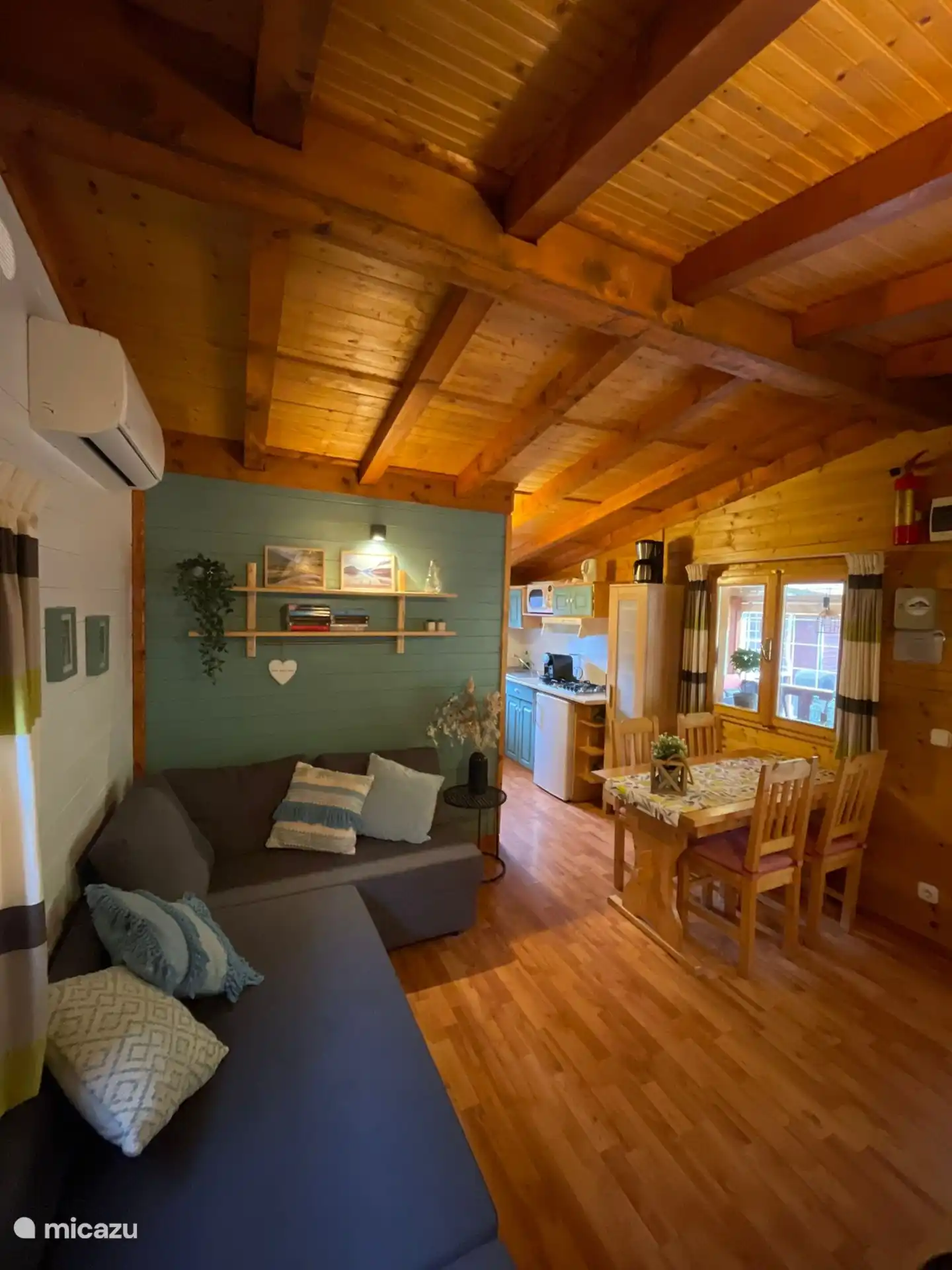 Das Wohnzimmer mit der Küche dahinter