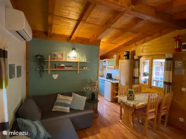 Casa Anna en Italia, Lagos italianos, Porlezza - chalet La sala de estar con la cocina detrás