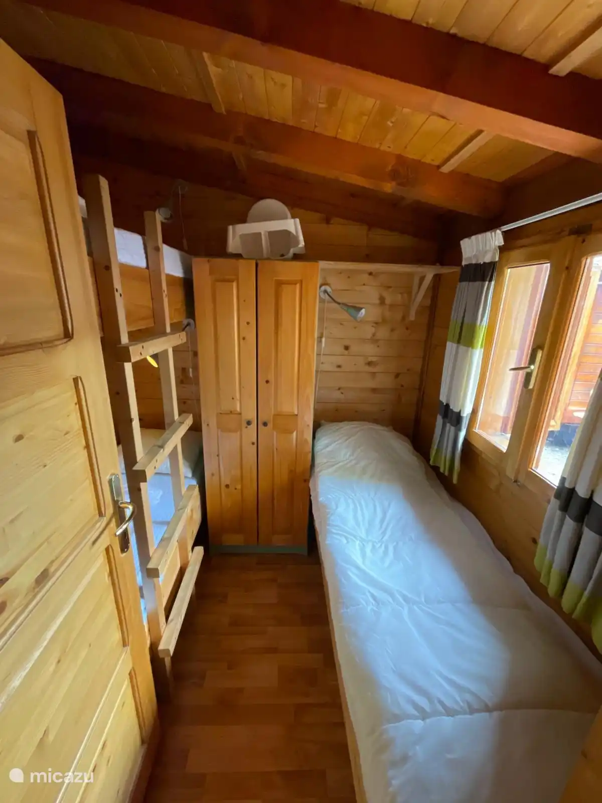 Das Kinderschlafzimmer mit einem Etagenbett und einem Einzelbett