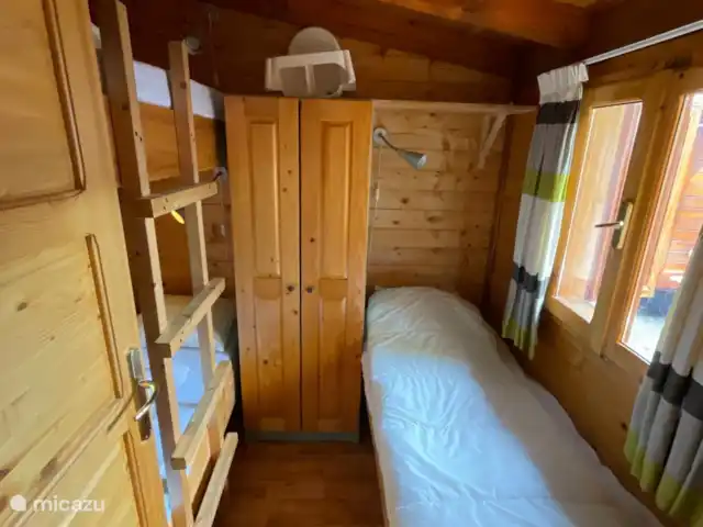 Casa Anna en Italia, Lagos italianos, Porlezza - chalet El dormitorio infantil con una litera y una cama individual