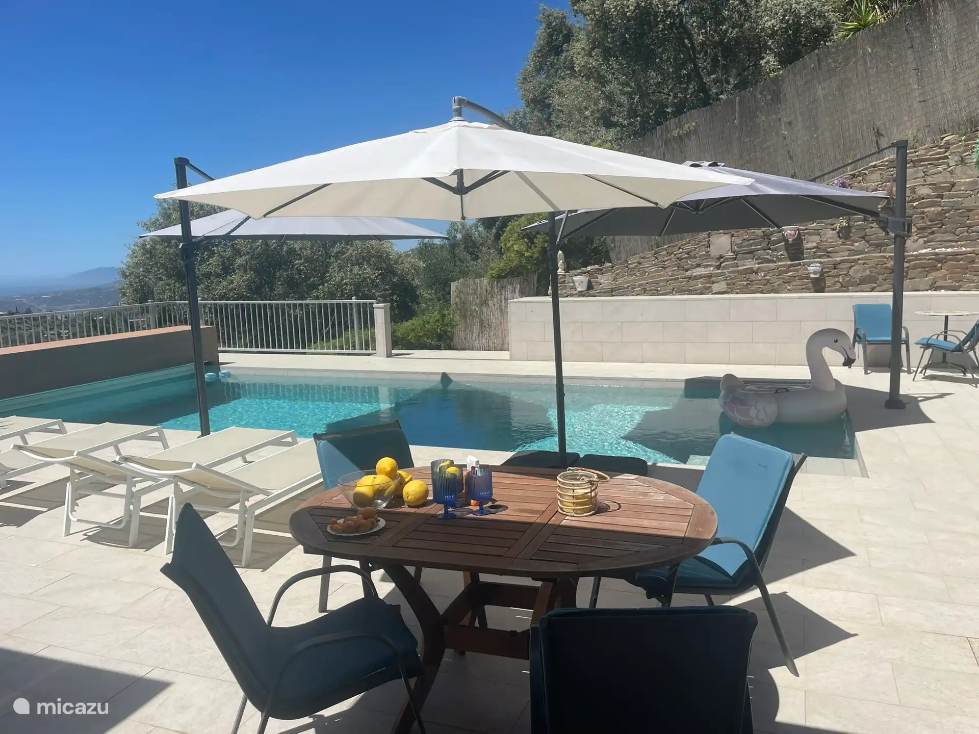 Schwimmbad mit Liegestühlen