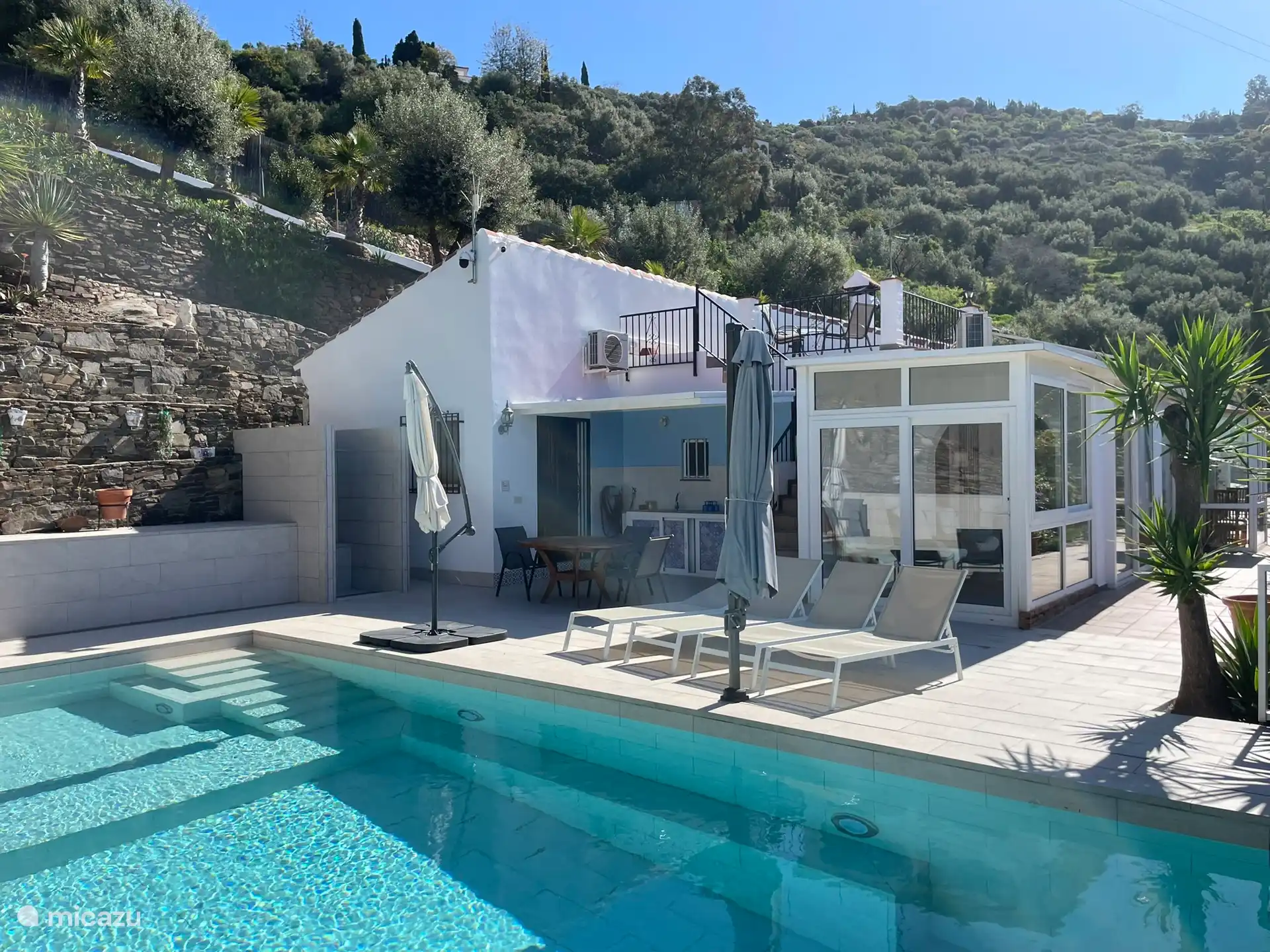 Schwimmbad mit Terrasse und Dachterrasse