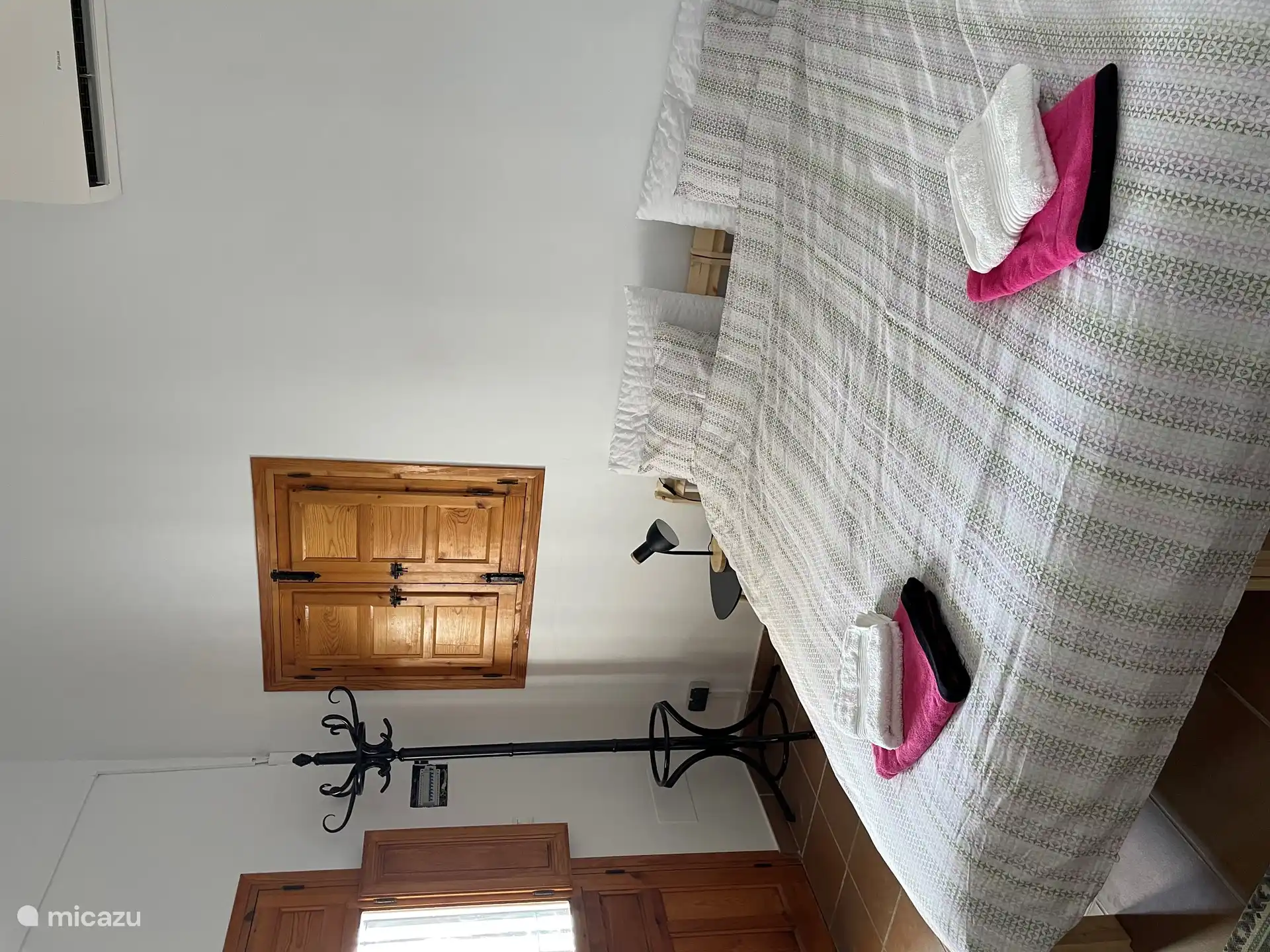 Schlafzimmer mit privatem Zugang, Pool und Büro