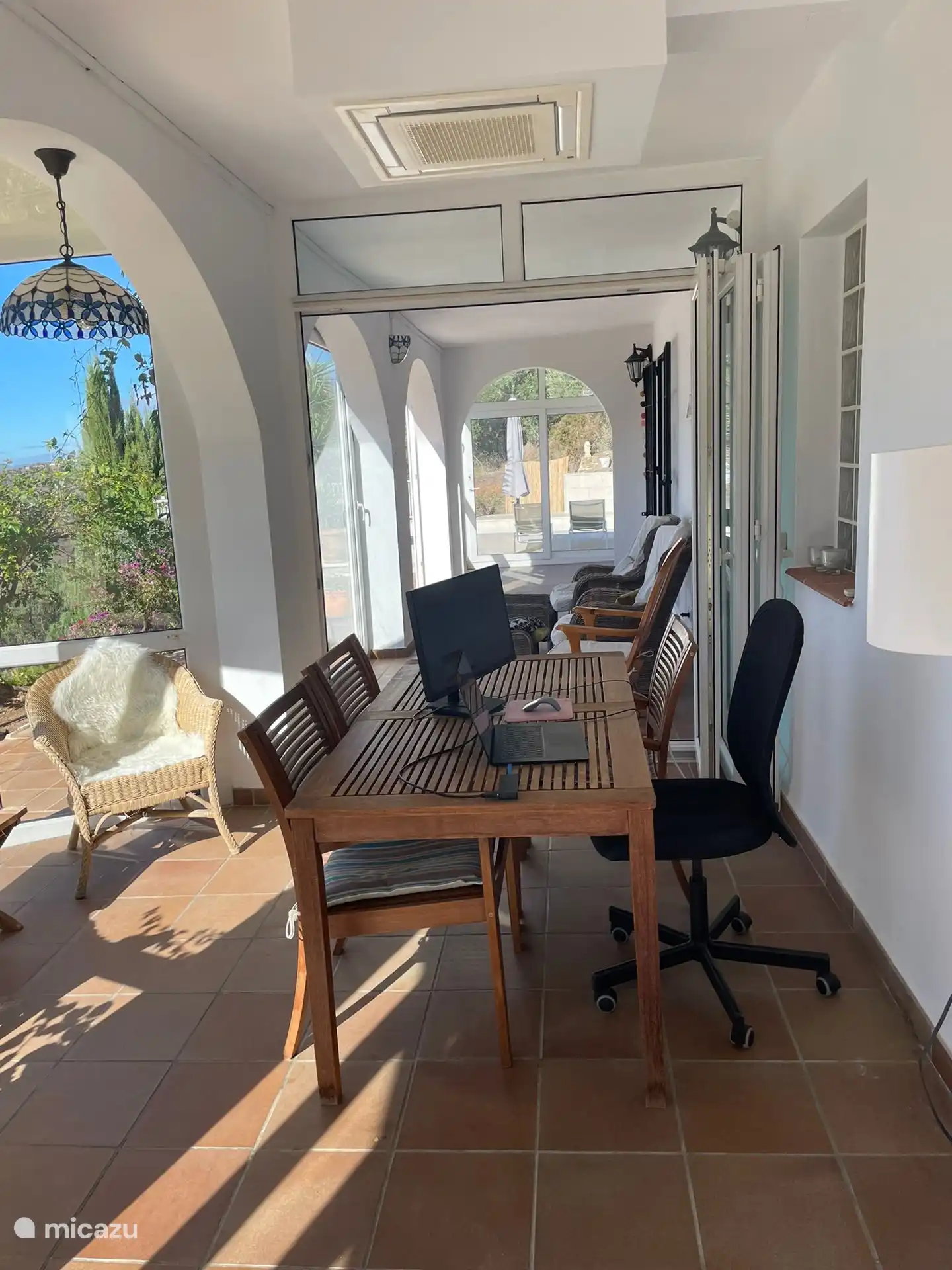 Im Wintergarten können Sie außerhalb der Hochsaison arbeiten oder lange speisen