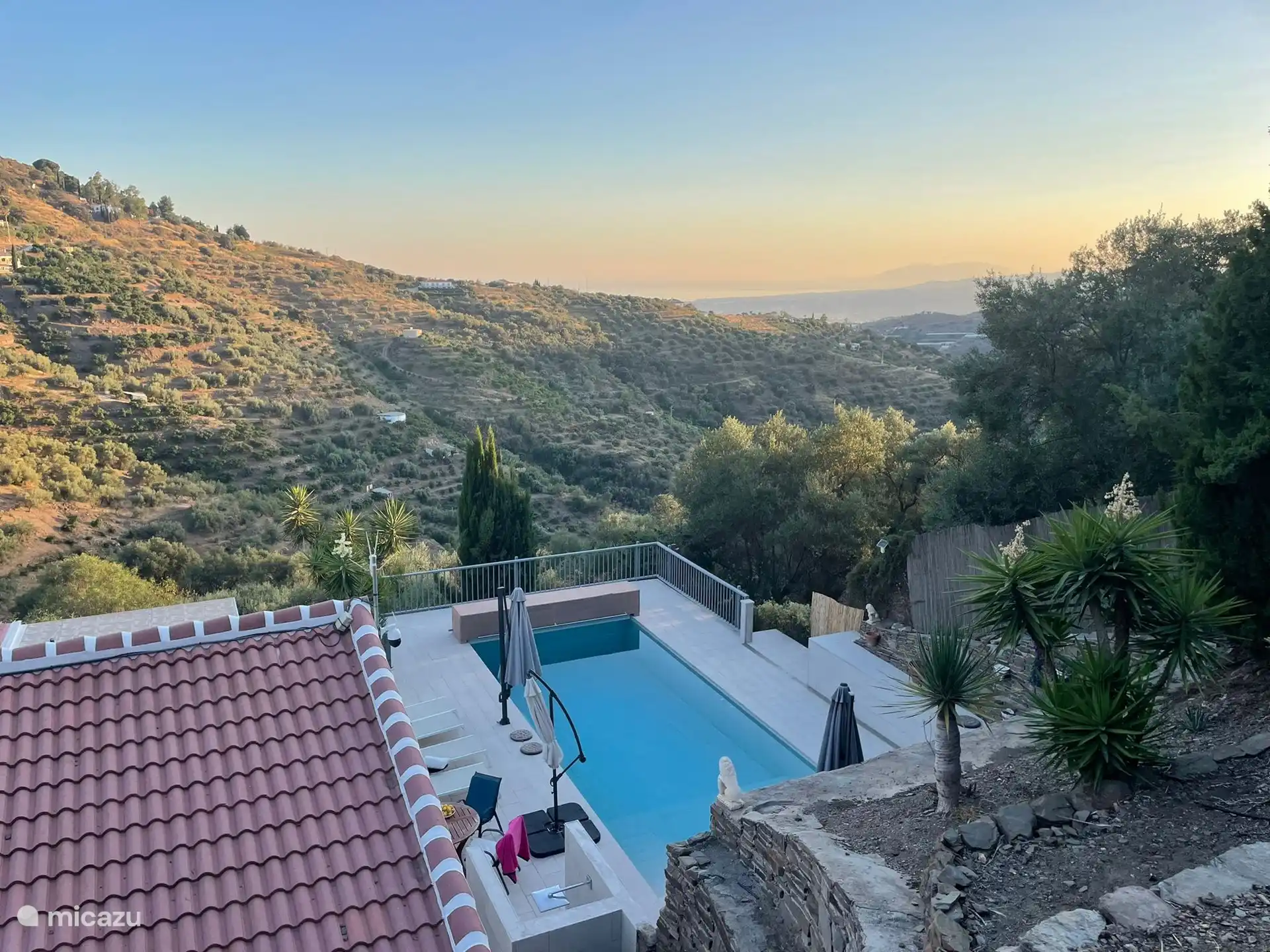 Der große Swimmingpool verfügt über Stufen, auf denen Sie stehen können, um sich abzukühlen und die schöne Aussicht zu genießen