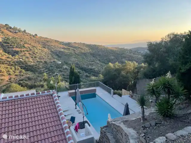Casa Paraiso d'Oliva huren in Spanje, Andalusië, Sayalonga - vakantiehuis Het grote zwembad, heeft treden waar je lekker op kunt staan om af te koelen en genieten van het prachtige uitzicht