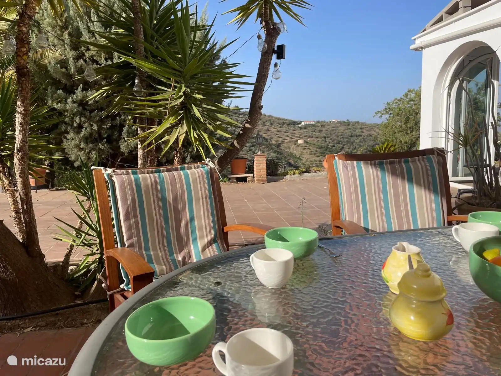Terrasse an der Küche mit Gasgrill und Sonnendeck und tollem Blick über den Garten und die Berge