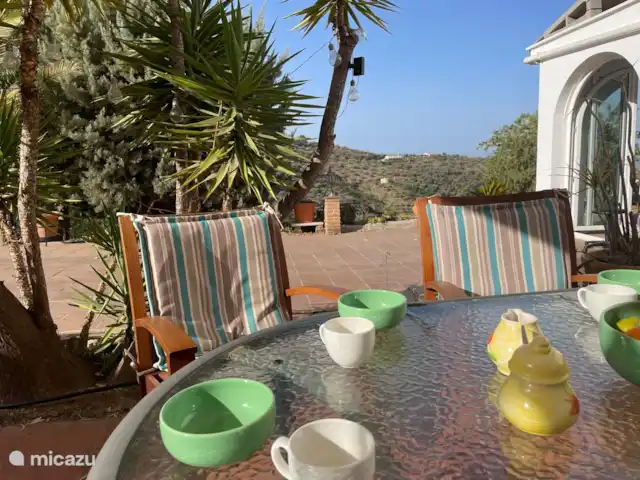 Casa Paraiso d'Oliva huren in Spanje, Andalusië, Sayalonga - vakantiehuis Terras bij de Keuken met GasBBQ en zonnedek en geweldig uitzicht over de tuin en de bergen