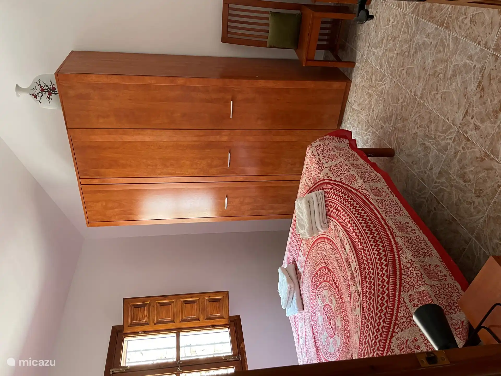 Schlafzimmer mit Gemeinschaftsbad