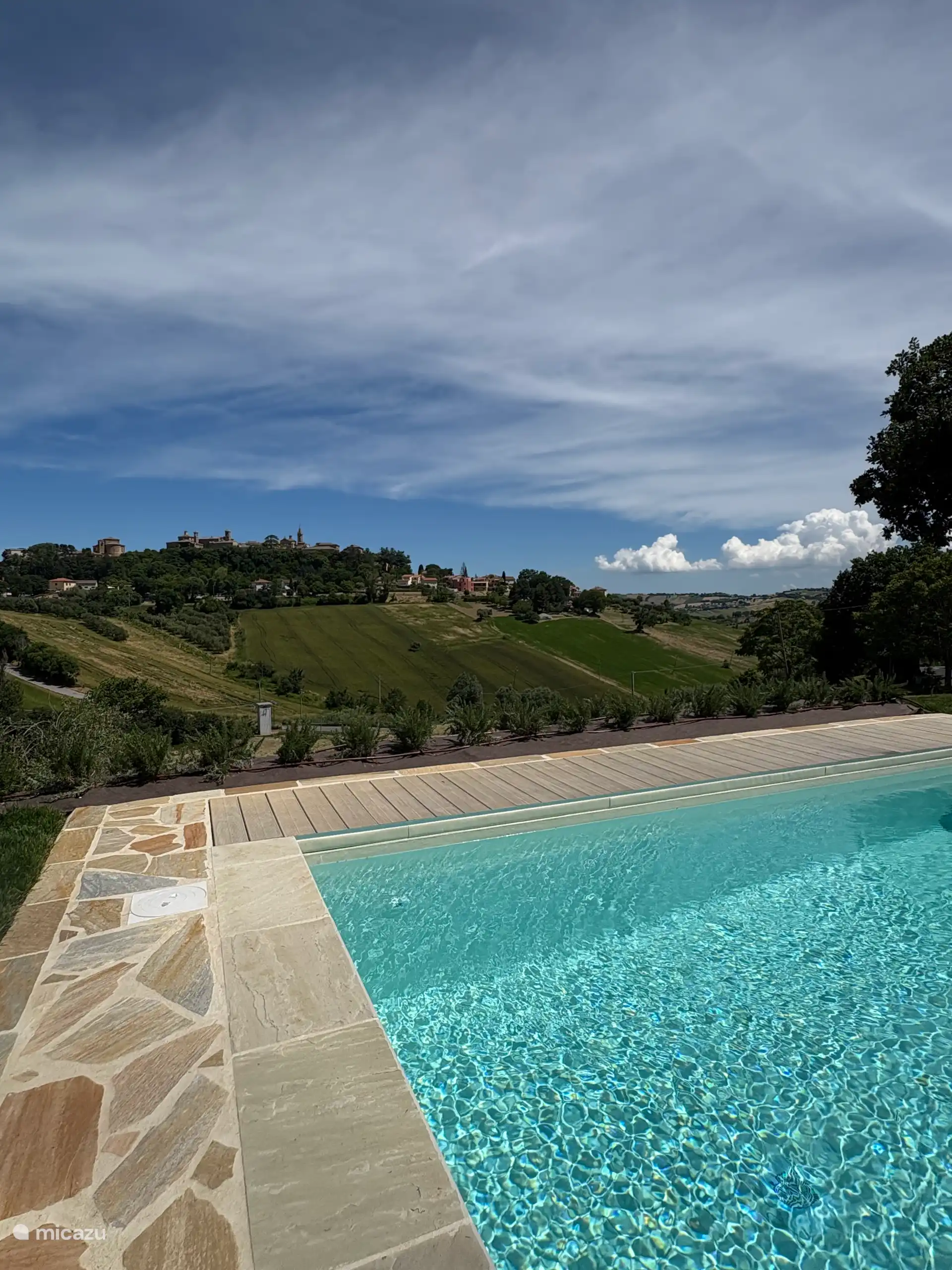 Der schöne Pool überblickt die Hügel und bietet einen direkten Blick auf das mittelalterliche Dorf Corinaldo.