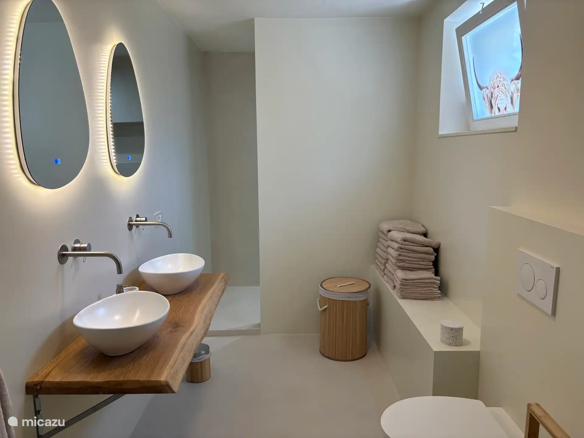 Zwei Badezimmer, beide mit begehbarer Dusche und Doppelwaschbecken.