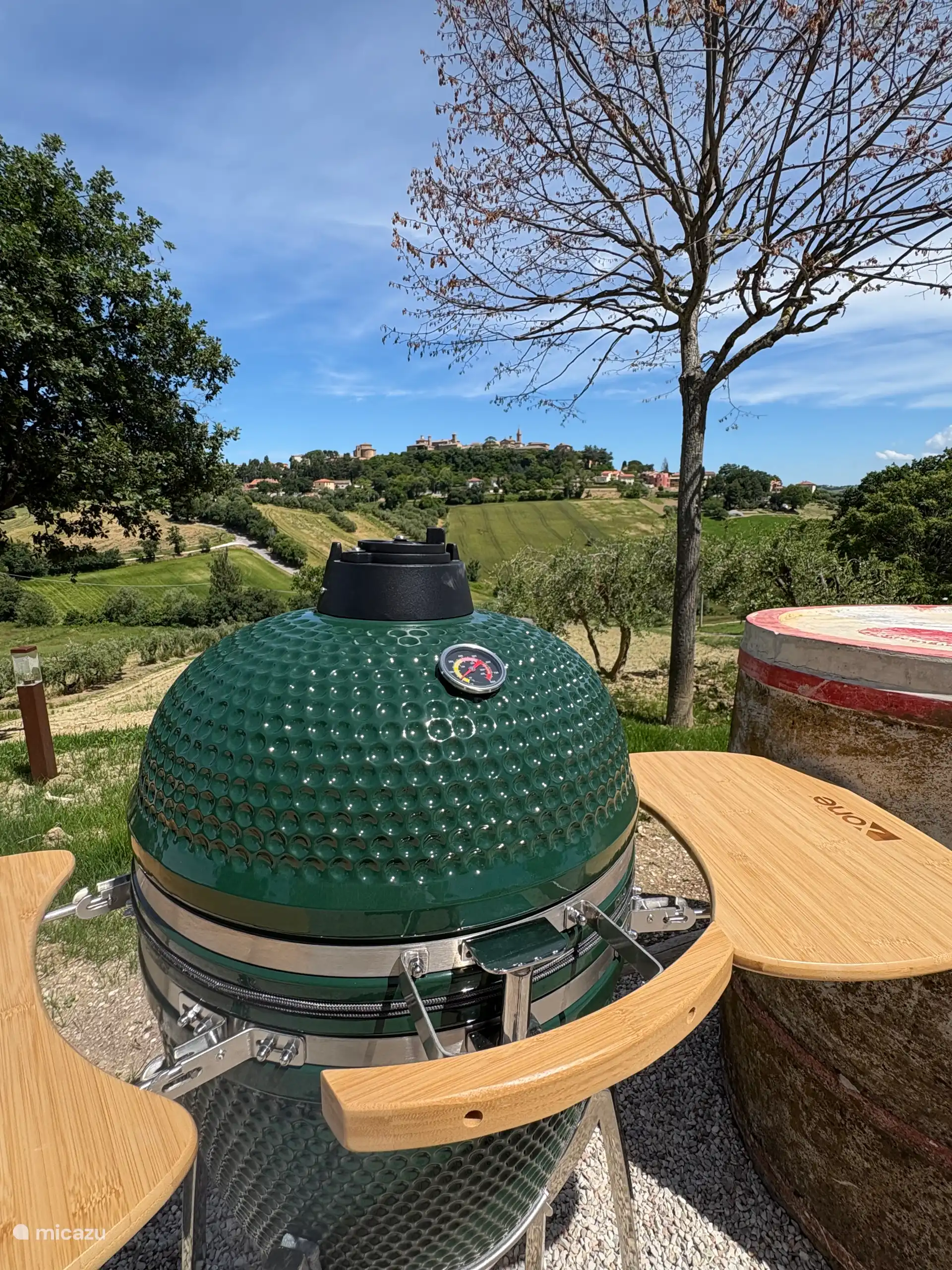 Grill mit Blick auf die schönen Hügel und das Dorf. Das ultimative Urlaubsgefühl!