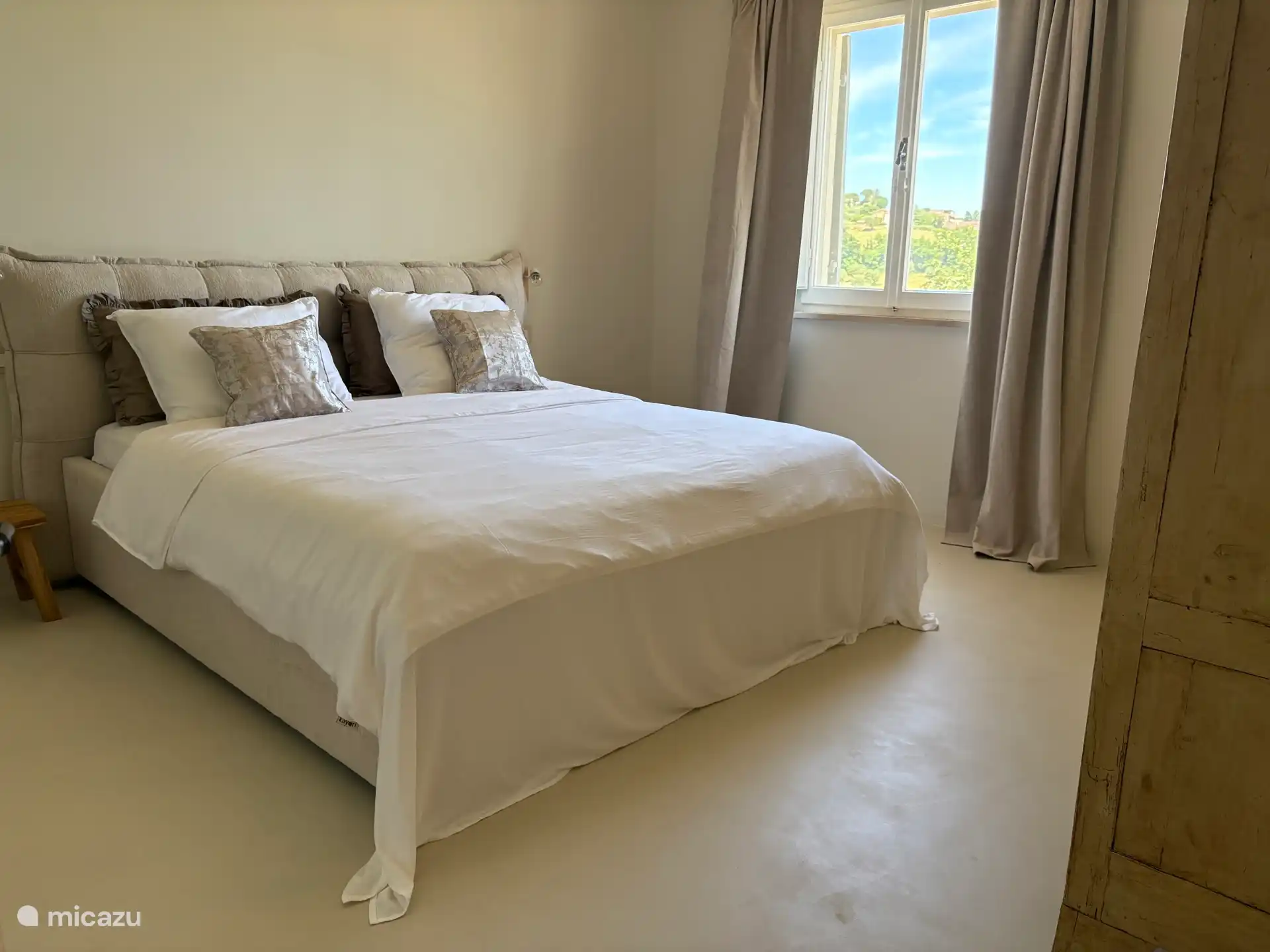 Drei Schlafzimmer, zwei mit Kingsize-Bett und ein Schlafzimmer mit zwei Einzelbetten.