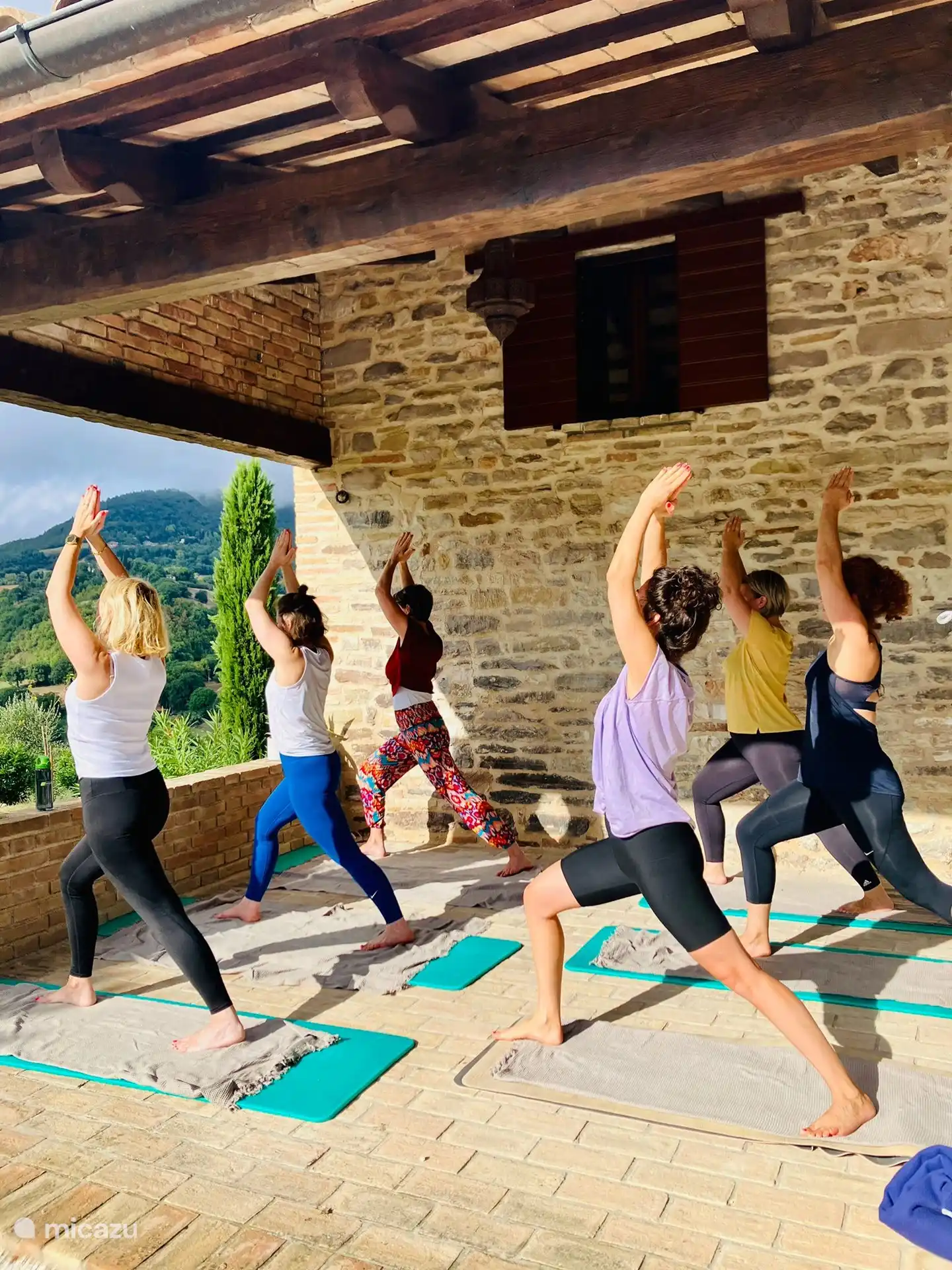 Sie können sich auch bewegen und entspannen. Yogalehrerin Charlotte kommt gerne zu Ihnen nach Hause!