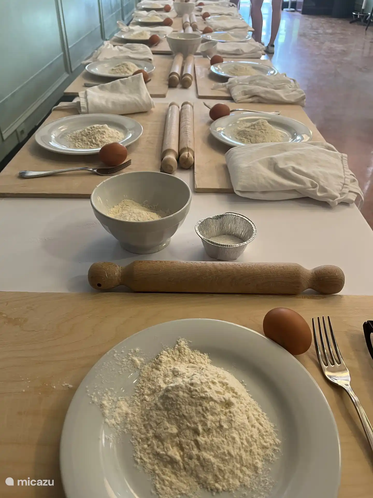 Möchten Sie lernen, wie man gemeinsam Pasta macht? Unsere italienische Köchin hilft Ihnen in ihrer Küche oder in der Casa.