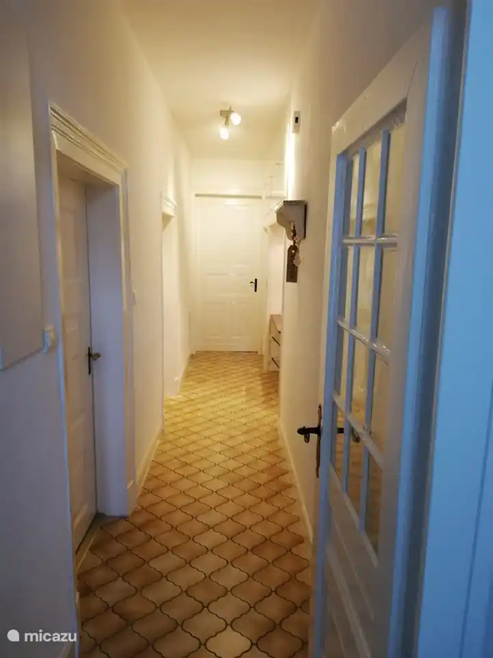 BG: Die Halle. Links: Bad, Küche mit angrenzendem Schlafzimmer, Geradeaus: Schlafzimmer, rechts: Wohnzimmer, Spielzimmer.