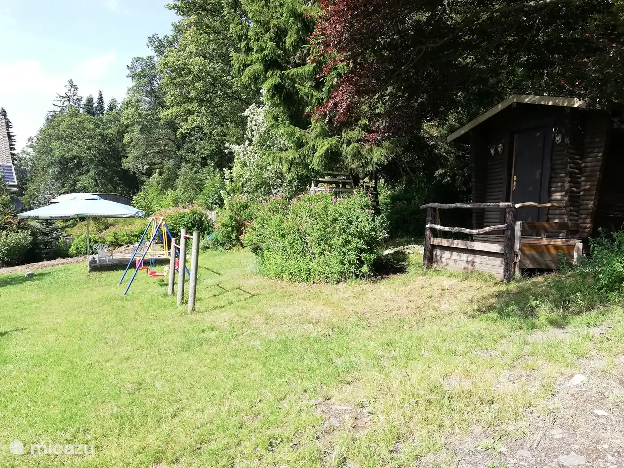 Für die Kinder gibt es einen Sandkasten, Spielgeräte, ein Baumhaus, ein Trampolin usw.