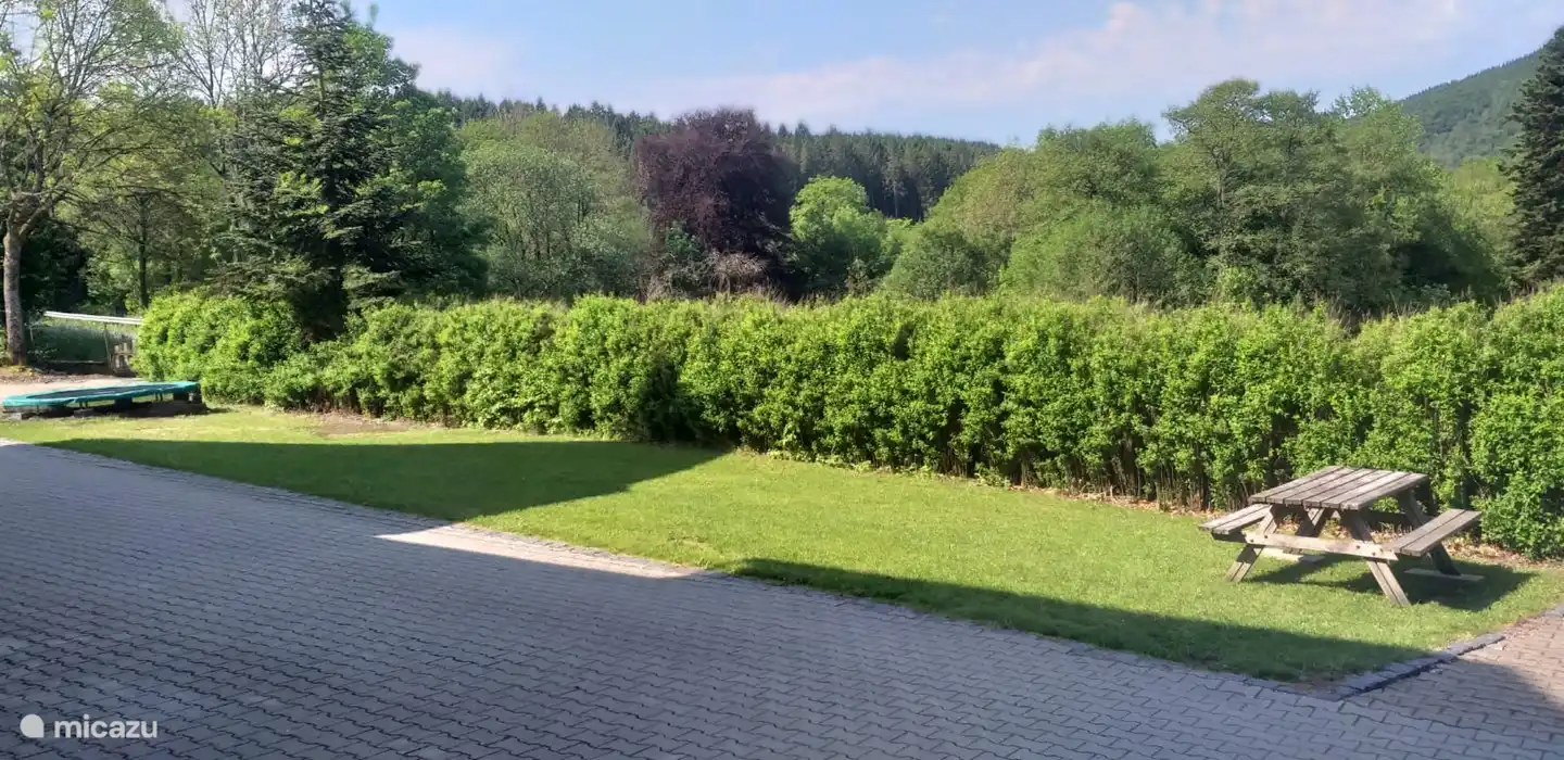 Es gibt auch ein Trampolin für die Kinder.