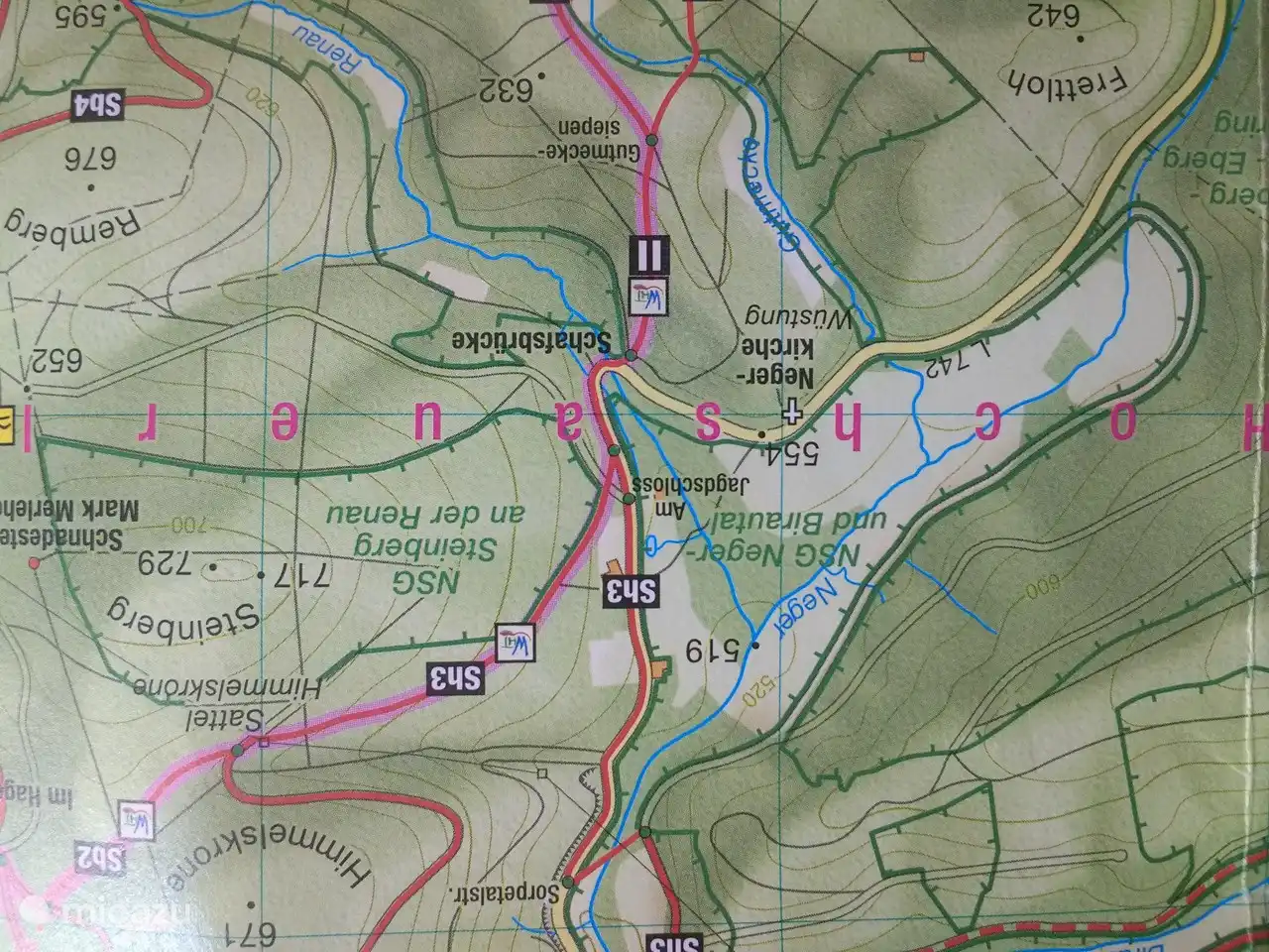 Der Jagdschloss wird als eine der Sehenswürdigkeiten auf Wanderkarten erwähnt. Der WHT und der Sh3 fahren entlang des Jagdschlosses.