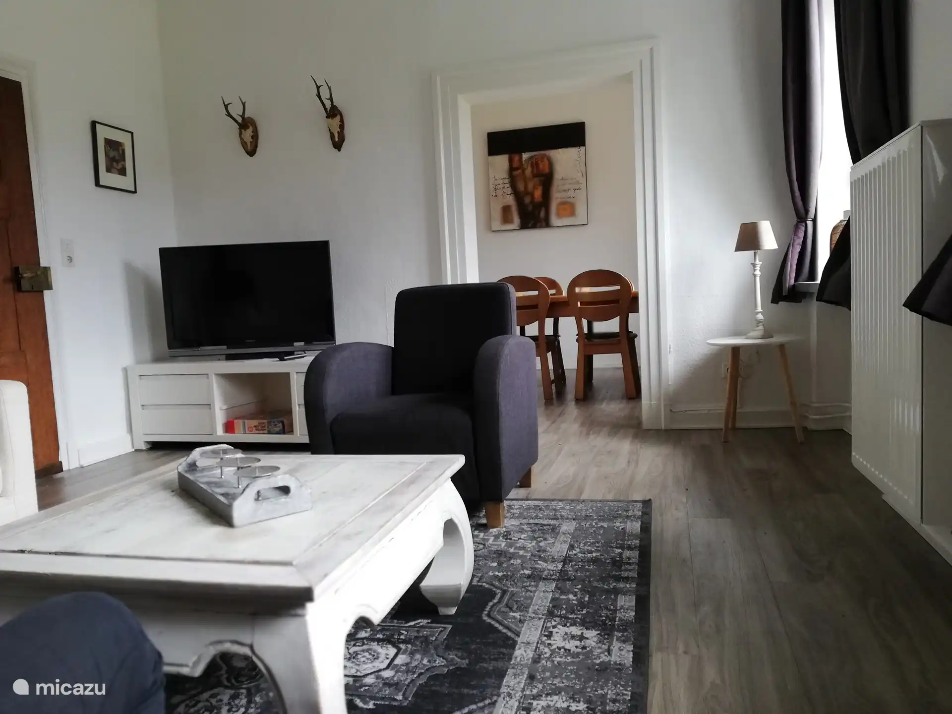 1. Stock: Das Wohnzimmer befindet sich neben dem Esszimmer. 