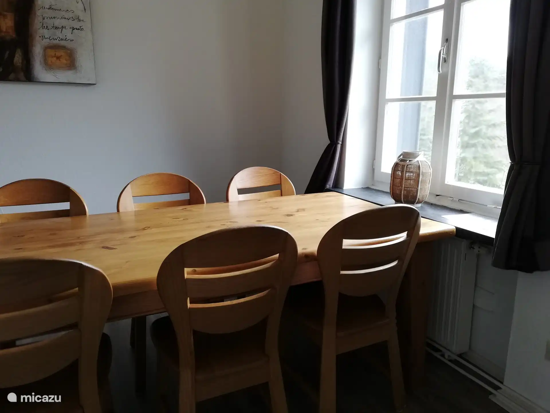 1. Etage: Esstisch für 6 Personen. 