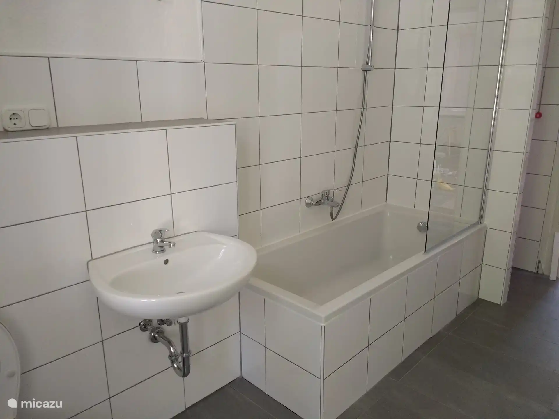 1. Stock: Badezimmer mit WC, Waschbecken und Badewanne. 