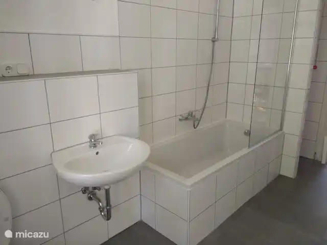 Location de Vacances Allemagne, Sauerland, Siedlinghausen - Winterberg, manoir / château - Jagdschloss Siedlinghausen 16 pers. 1er étage : Salle de bain avec toilettes, lavabo et baignoire.