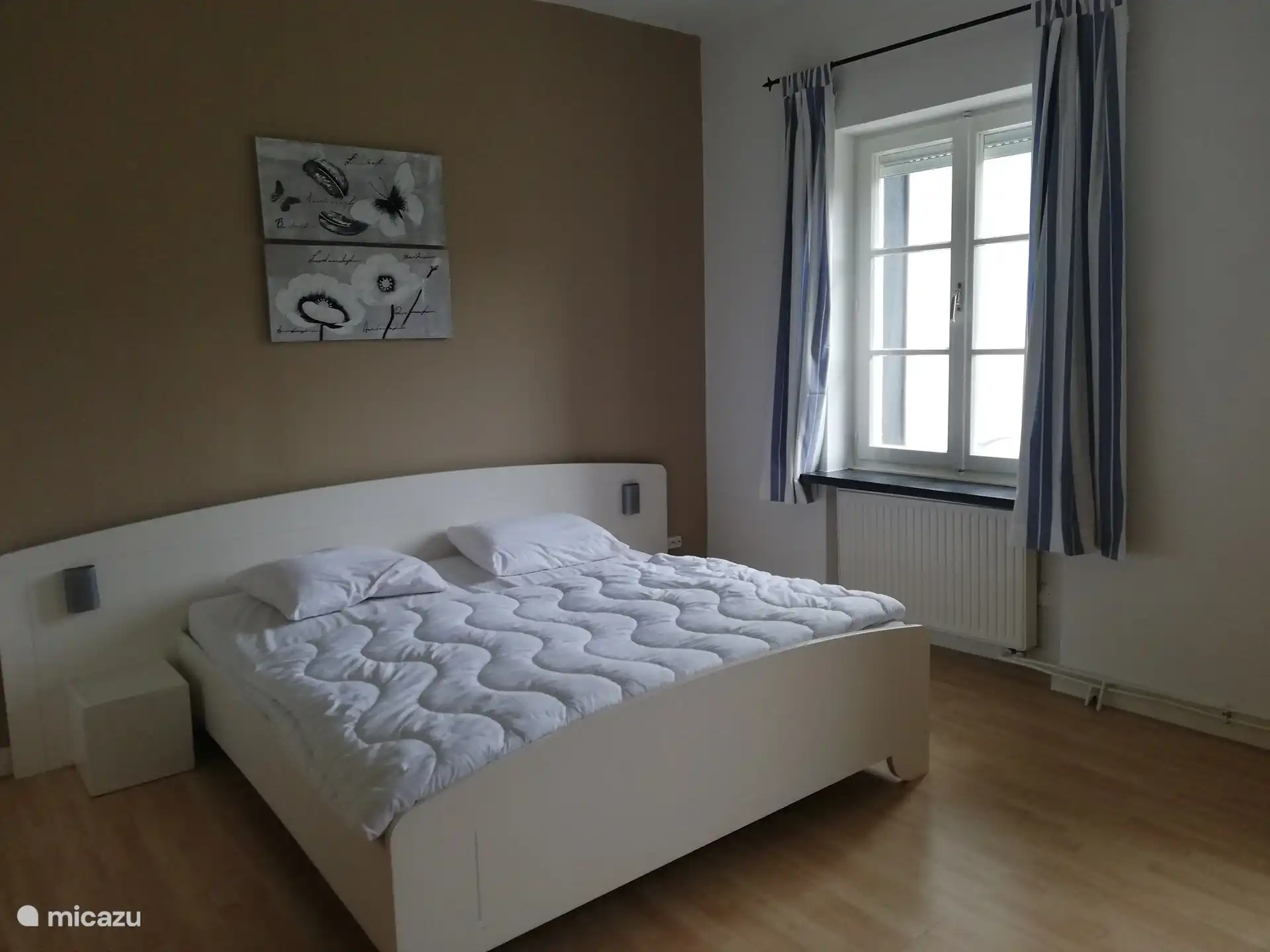 1. Etage: Doppelbett, Kleiderschrank und Kinderbett 