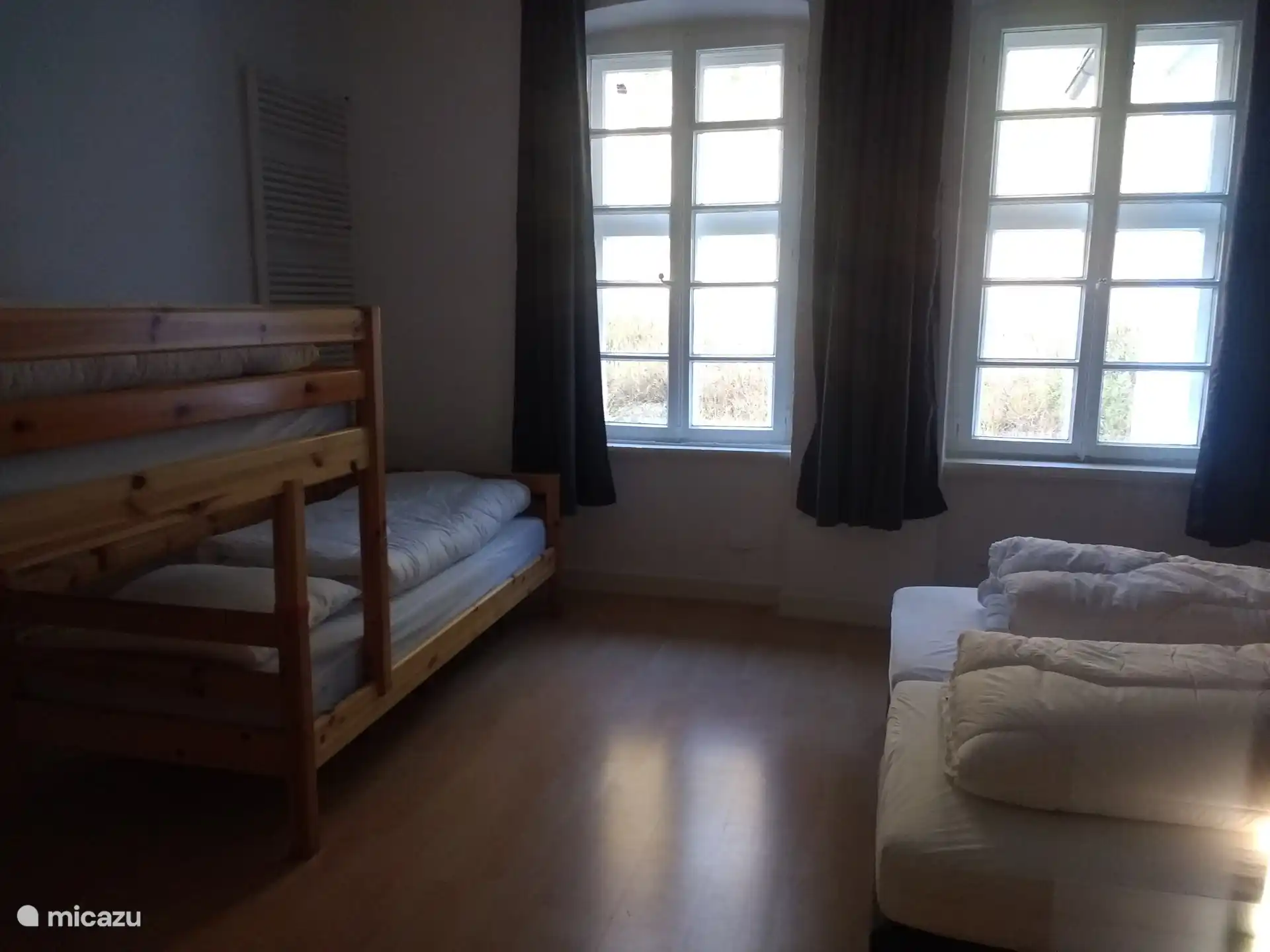 1. Stock: großes Schlafzimmer mit 2 Einzelbetten und 1 Etagenbett